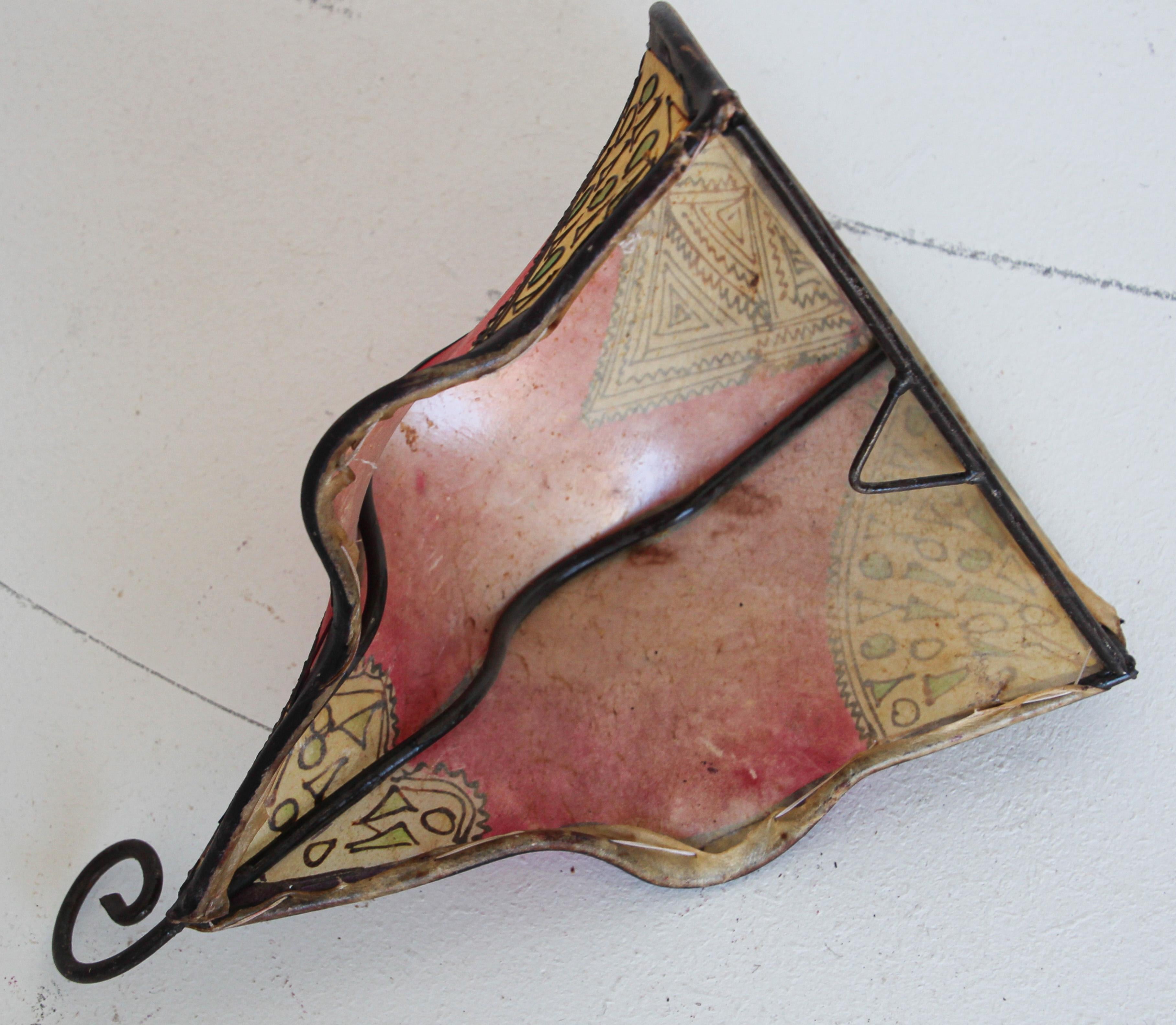 Pellame Coppia di Sconce curve da parete in pergamena di arte marocchina africana in vendita