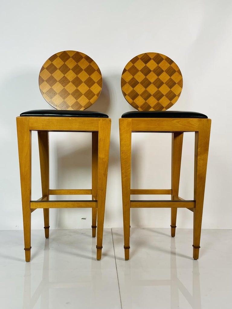 Precioso par de taburetes de bar diseñados y fabricados en EE.UU. por John Hutton y fabricados por Donghia.
Los taburetes forman parte de la colección Paris Hall.

Los taburetes son de madera maciza con respaldos redondos a cuadros y tapizados en