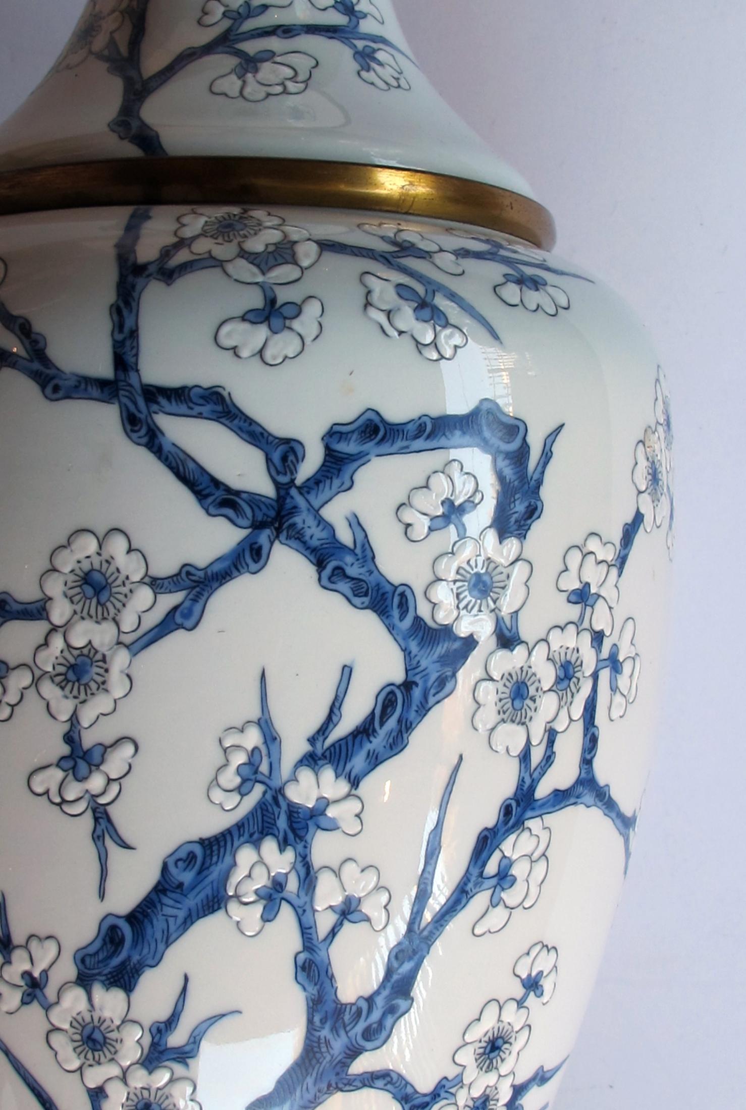 Peint à la main Paire de lampes de forme balustre en porcelaine de Paris peinte à la main en bleu et blanc en vente