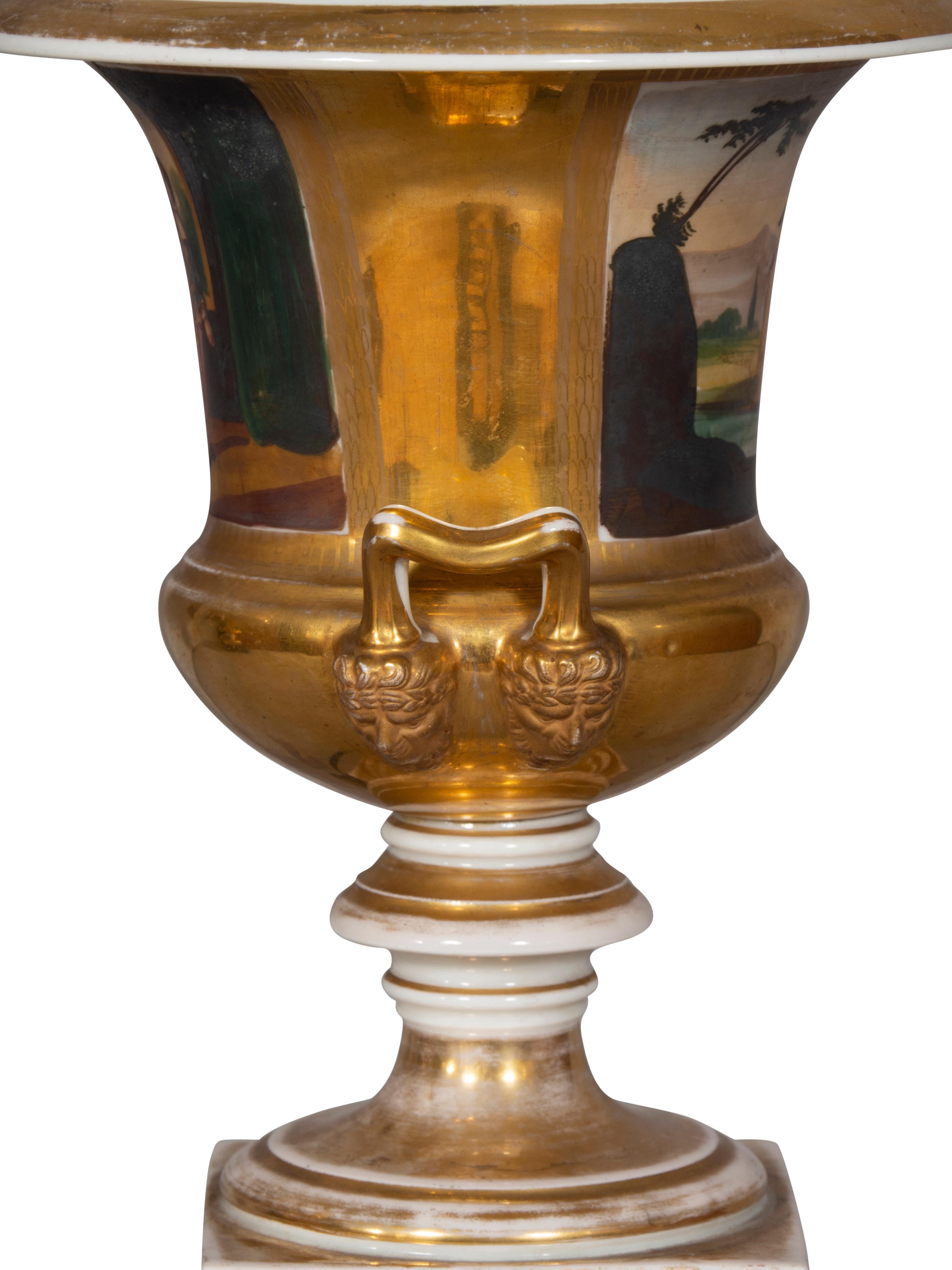 Milieu du XIXe siècle Paire de lampes de bureau en porcelaine de Paris en forme de campagne avec nouveaux abat-jour en vente