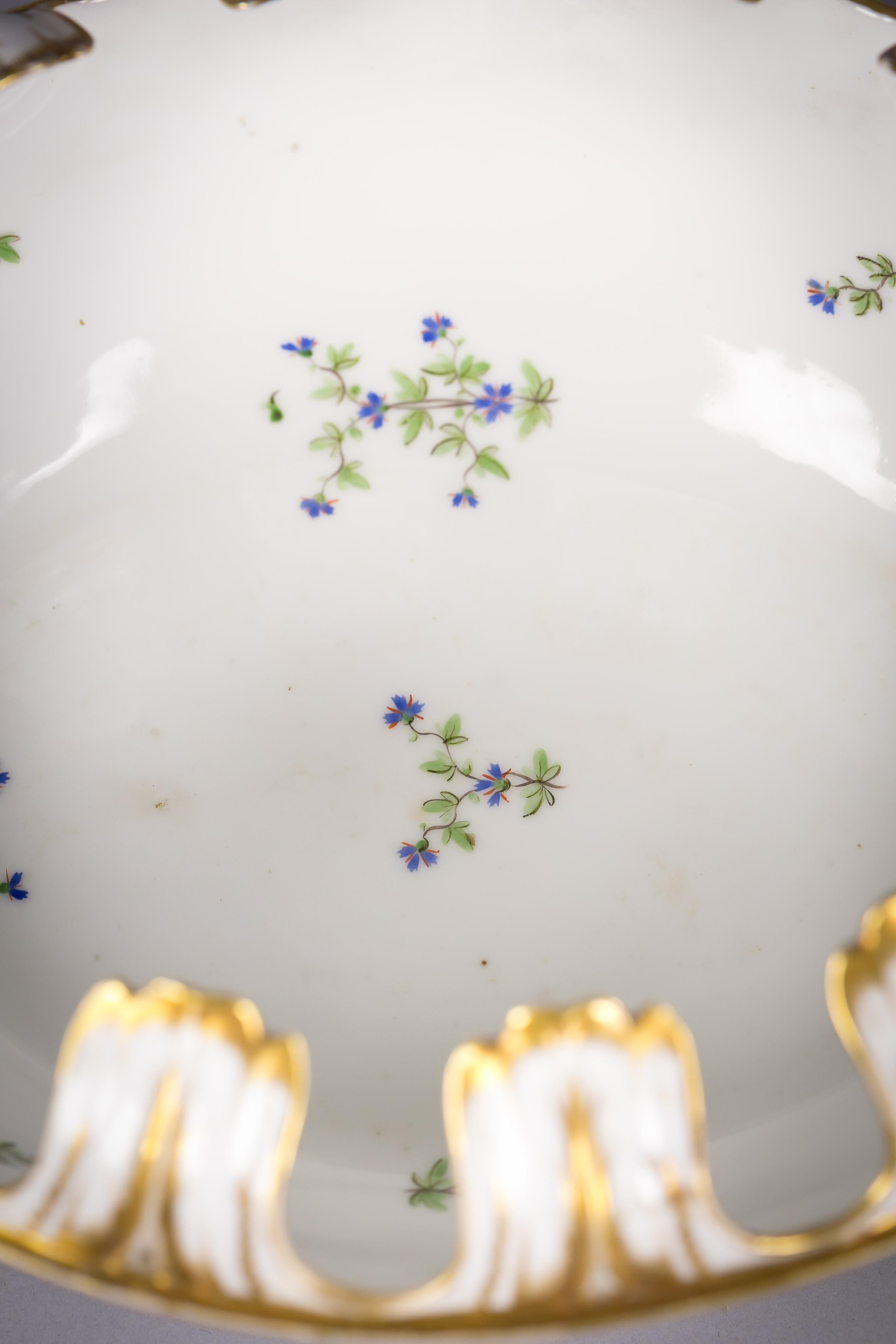Pair of Paris Porcelain Cornflower Decorated Verrieres, circa 1795 In Good Condition For Sale In New York, NY