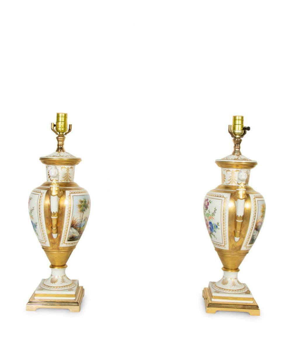 Paire de vases en porcelaine de Paris montés en lampes avec des abat-jours plus récents. 
Mesures : Hauteur 22 x largeur 9 1/2 
CW5130.