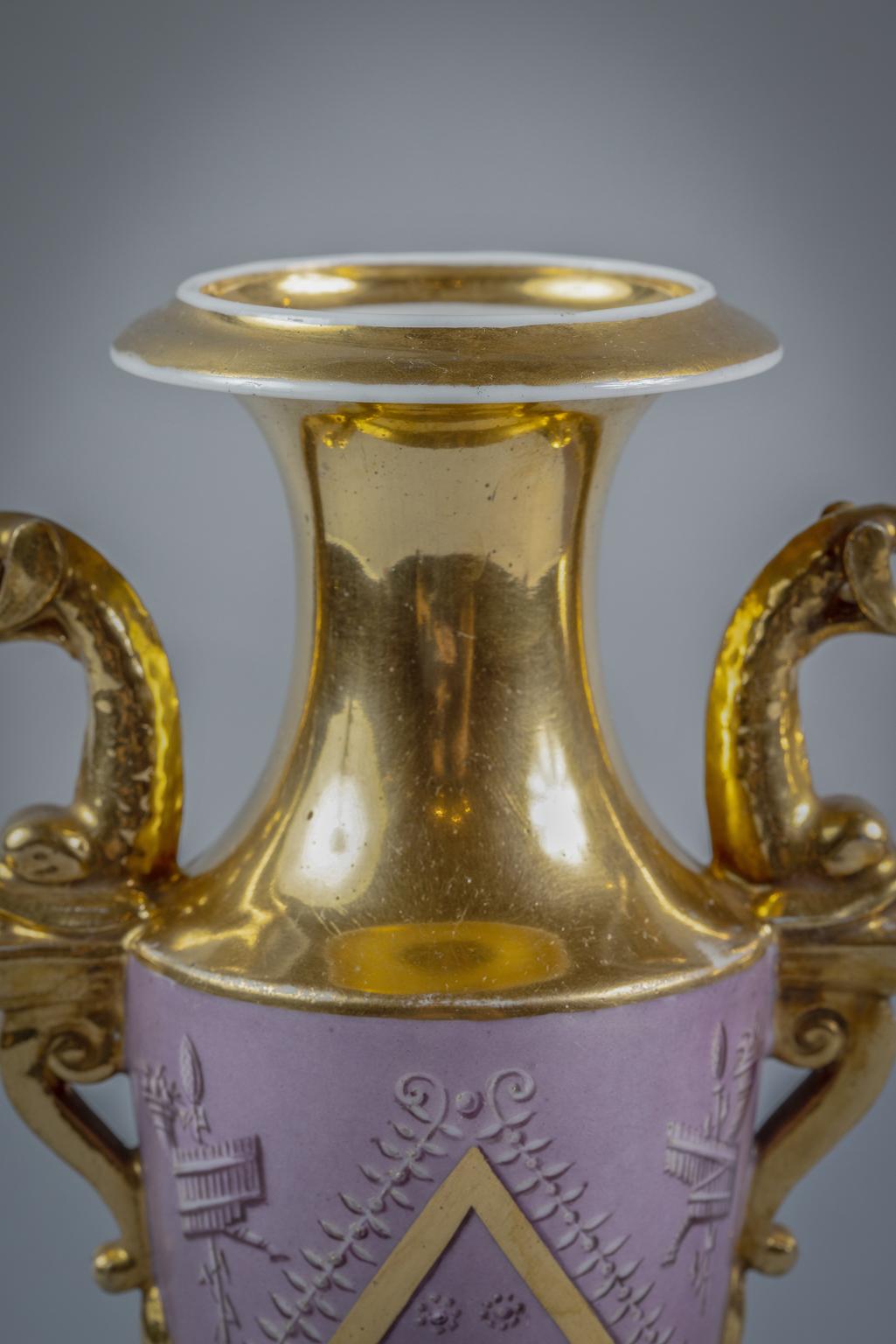 Paar Pariser Vasen aus rosa und vergoldetem Porzellan, um 1820 im Zustand „Gut“ im Angebot in New York, NY