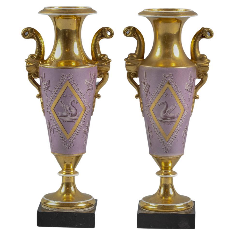 Paar Pariser Vasen aus rosa und vergoldetem Porzellan, um 1820 im Angebot