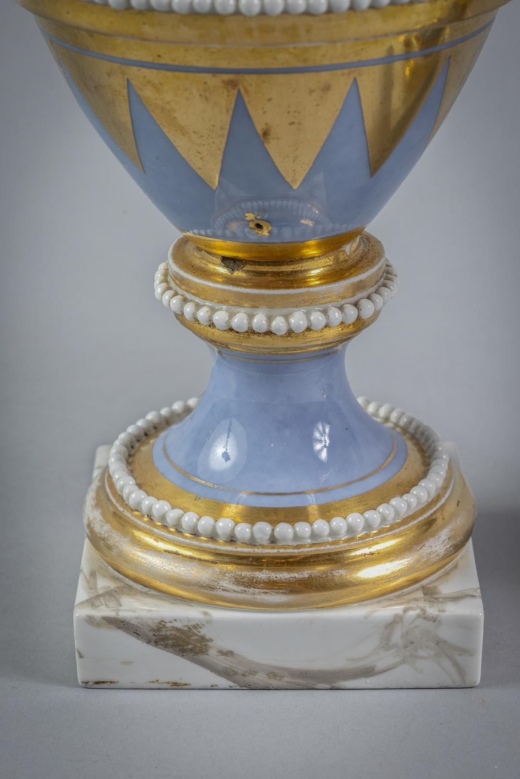 Pair of Paris Porcelain Powdered Blue Vases, circa 1820 In Good Condition For Sale In New York, NY