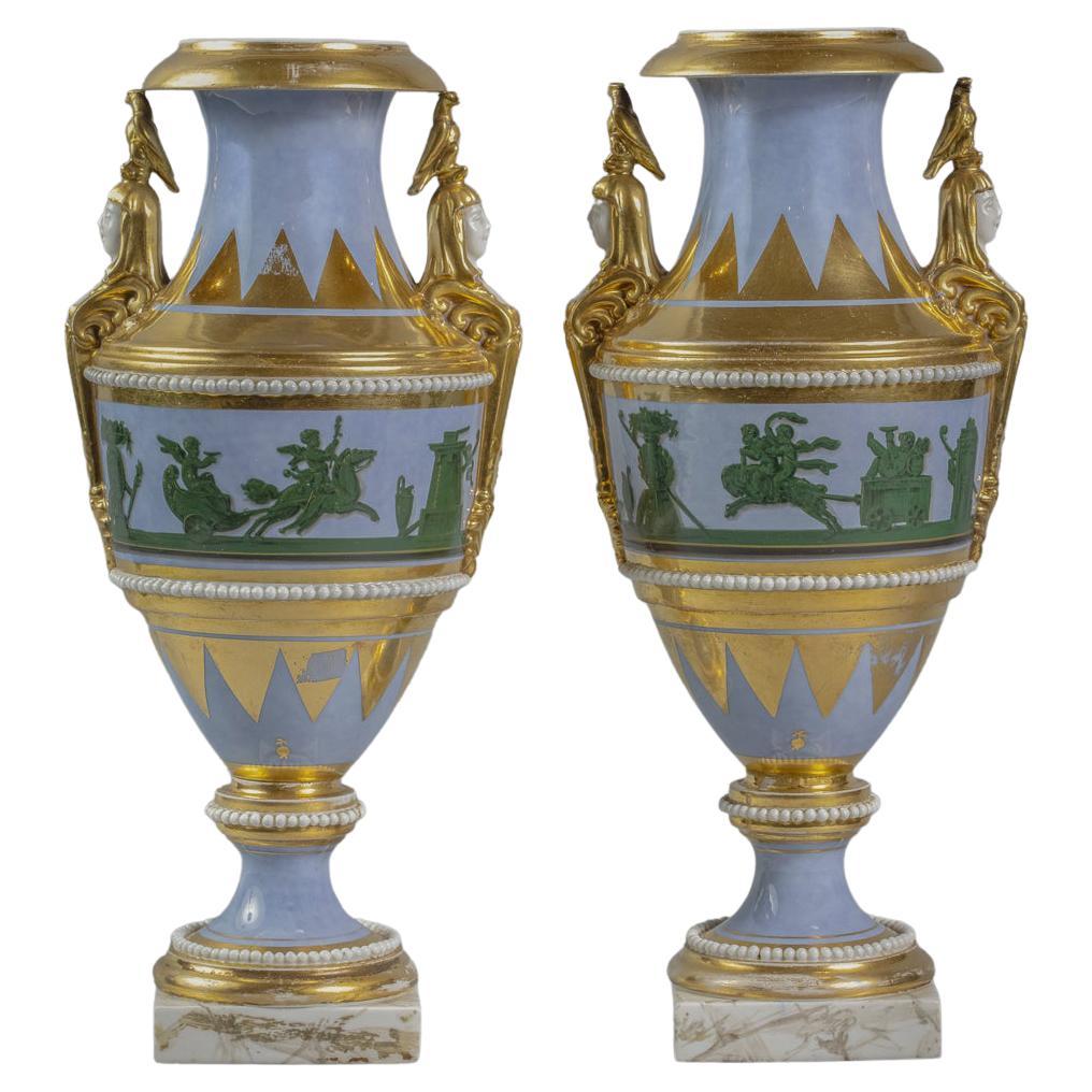 Paar Vasen aus Pariser Porzellan, blau gepudert, um 1820 im Angebot