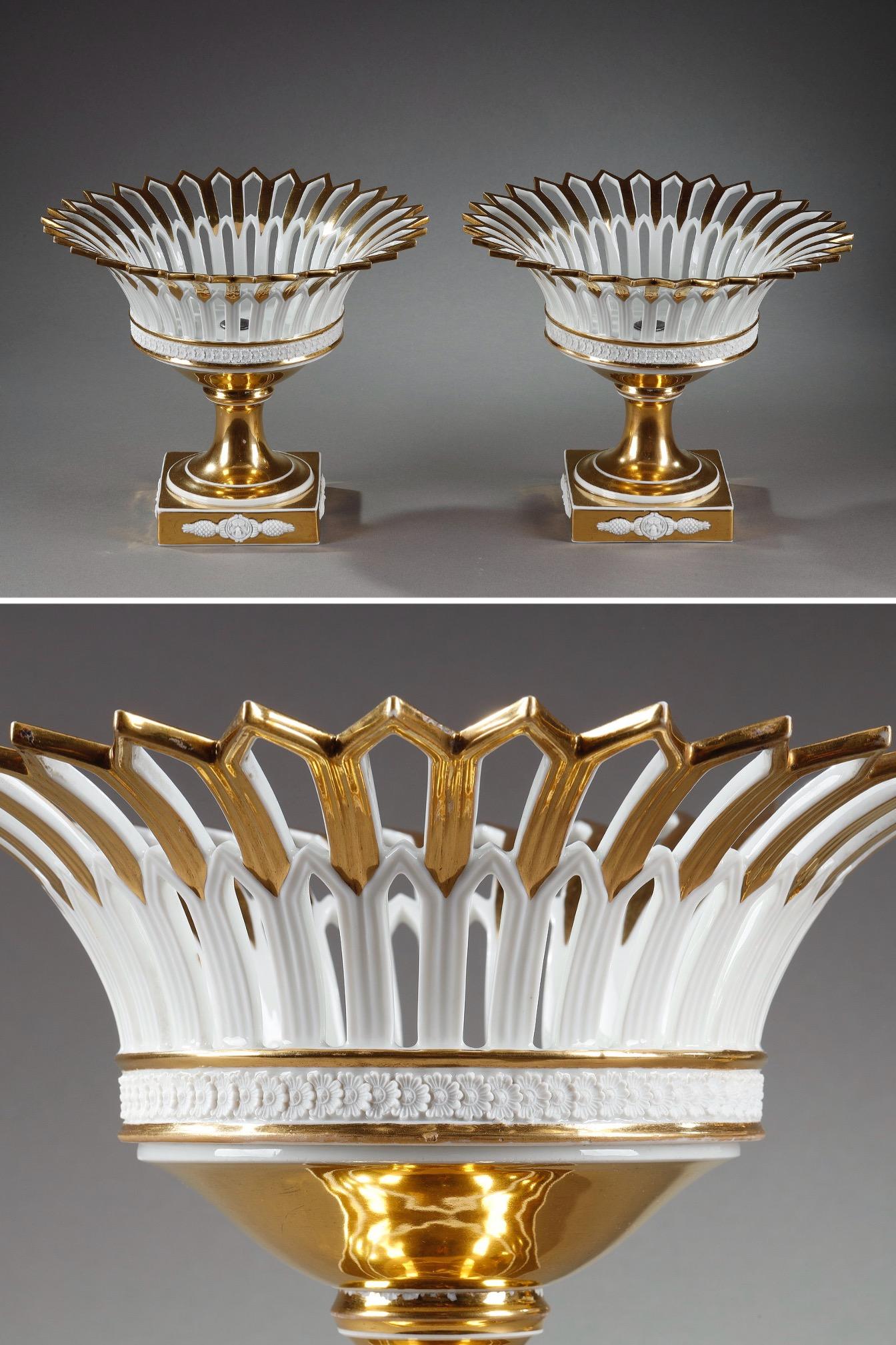 Importante coppia di cestini traforati in porcellana dura bianca con decorazioni in oro. Il corpo, di forma circolare svasata, presenta un disegno regolare traforato con motivi a ogiva, arricchito da un filetto d'oro lungo tutto il bordo. Una