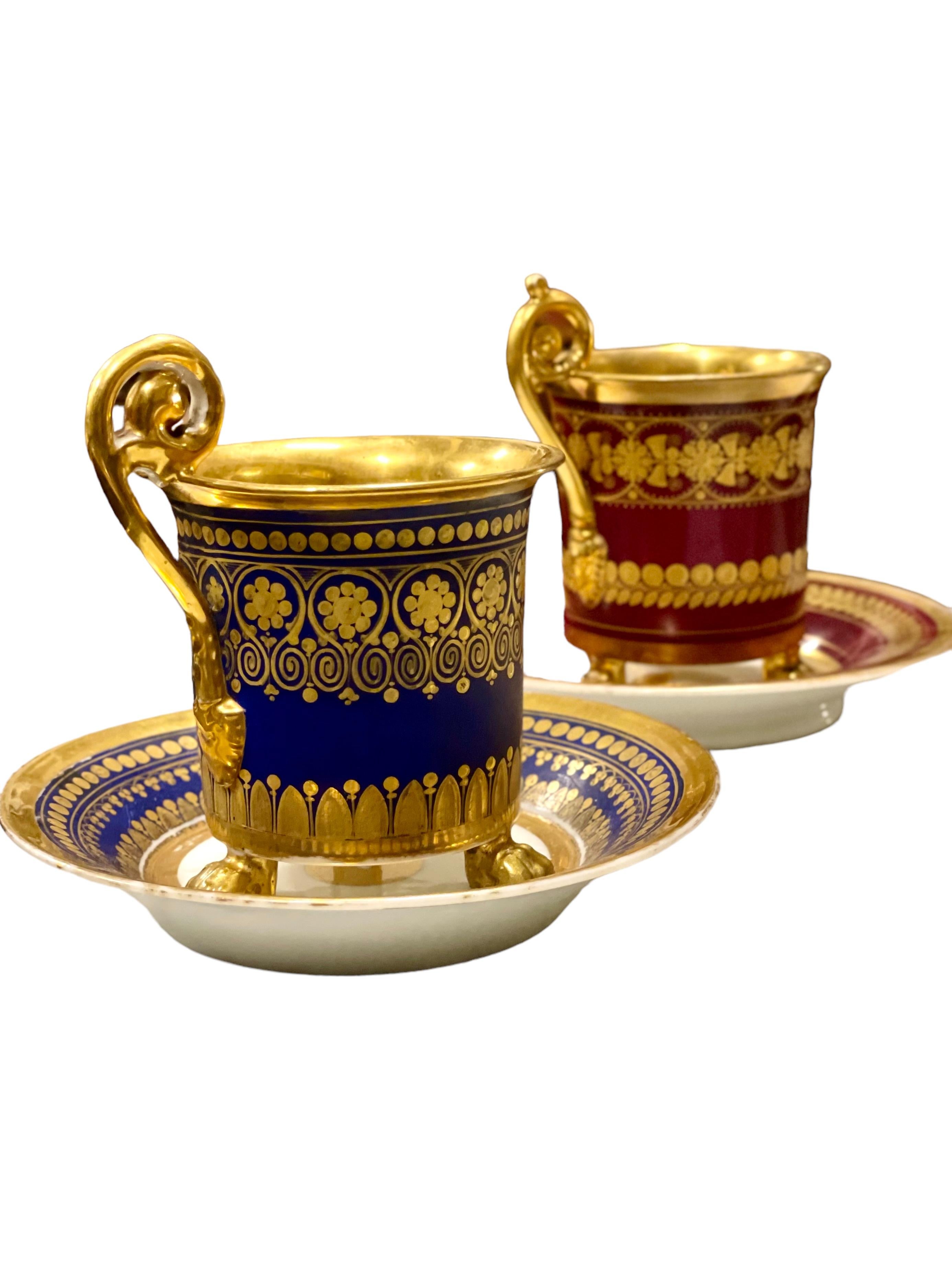 Paire de tasses à café à trois pieds en porcelaine de Paris dorée. Période de l'Empire en vente 3