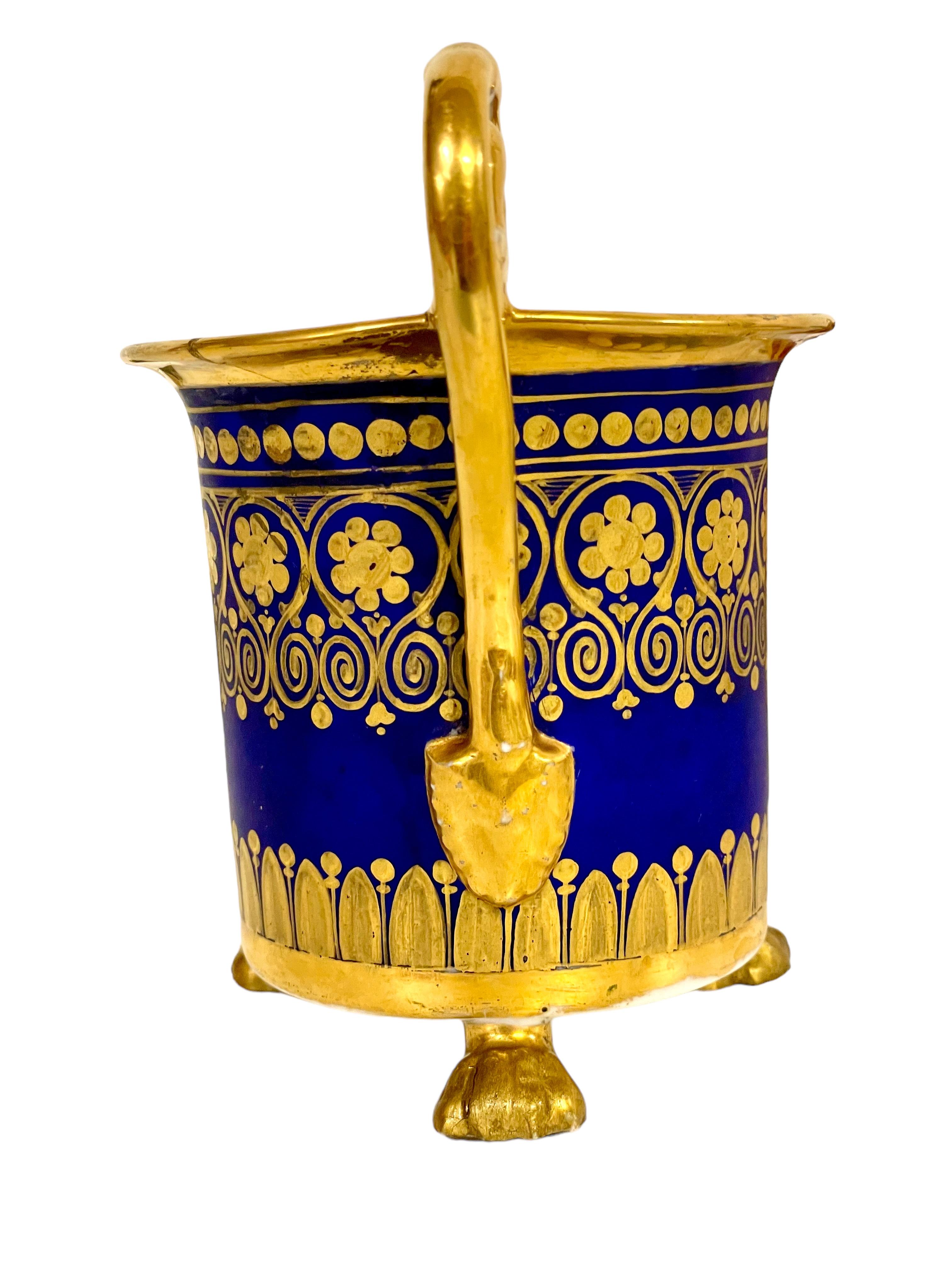 Paire de tasses à café à trois pieds en porcelaine de Paris dorée. Période de l'Empire en vente 4