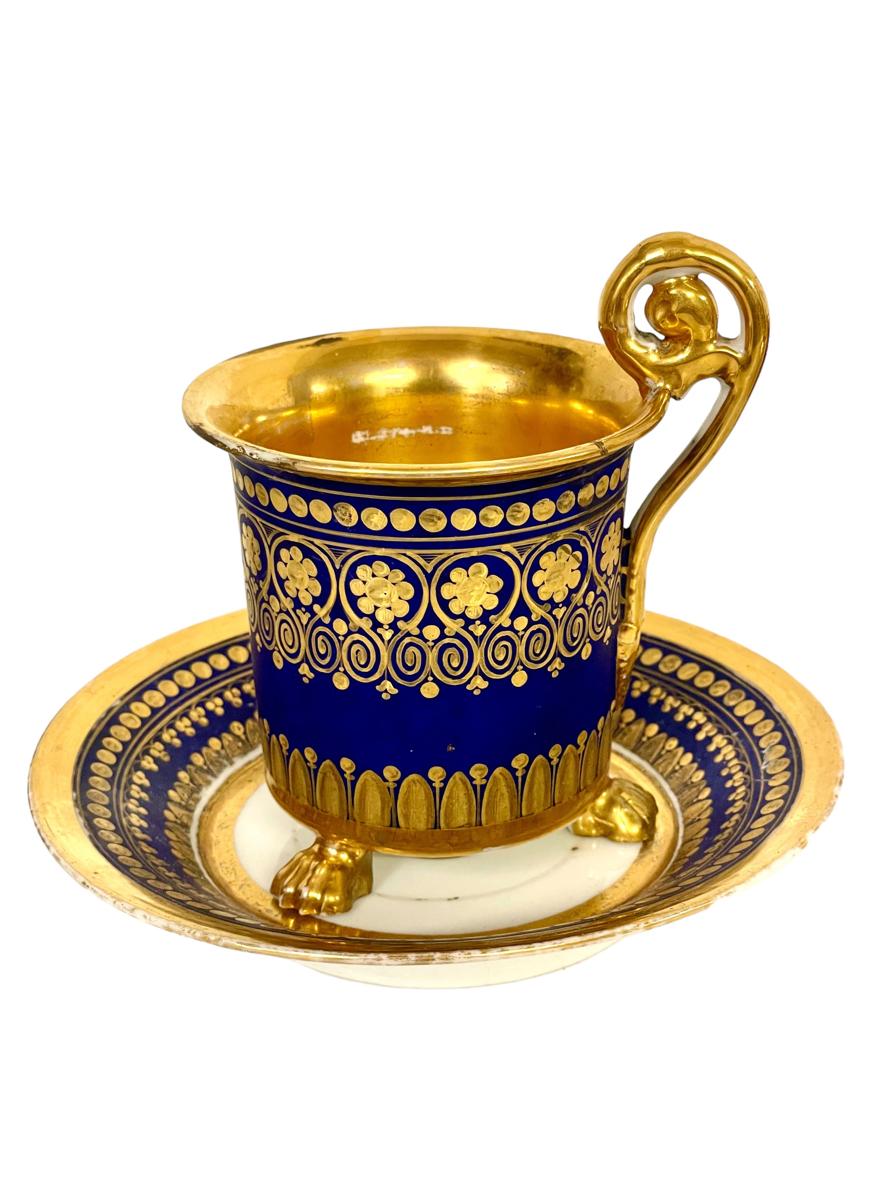 Paire de tasses à café à trois pieds en porcelaine de Paris dorée. Période de l'Empire en vente 5