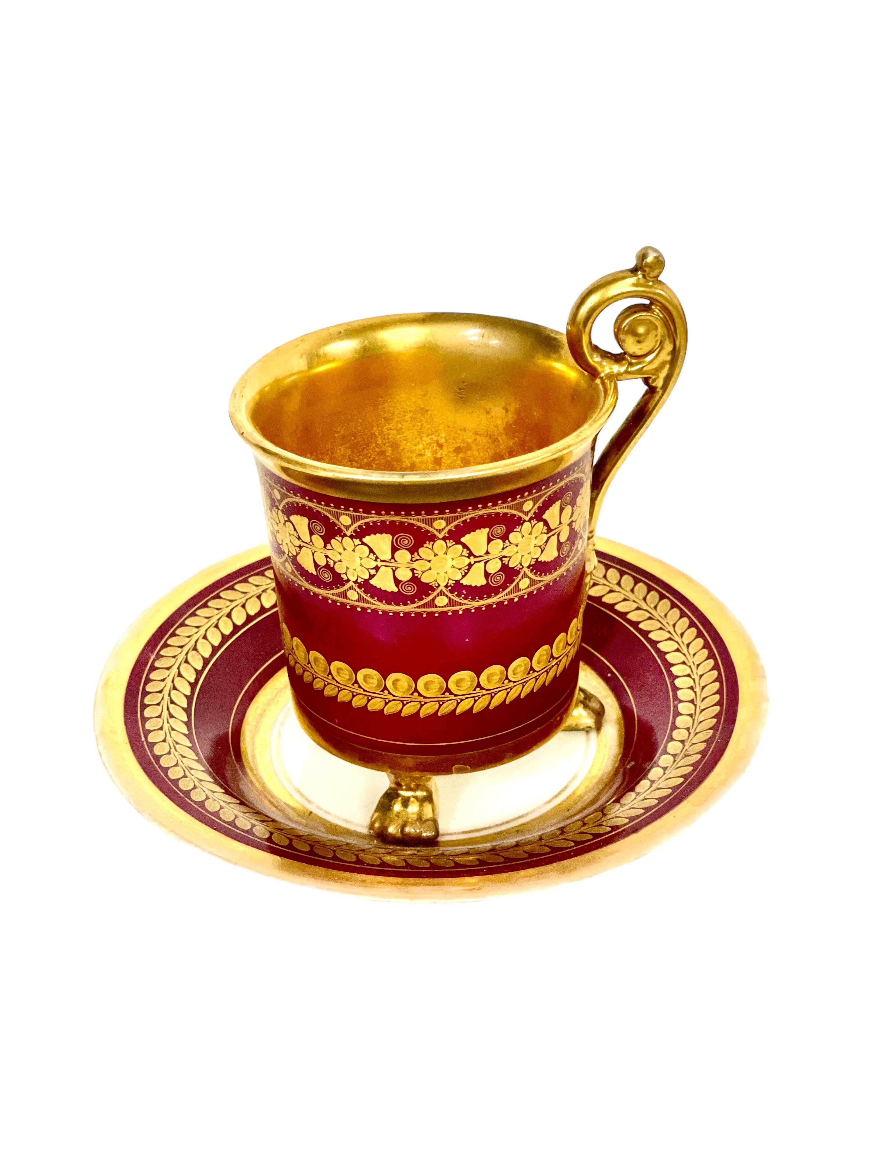 Paire de tasses à café à trois pieds en porcelaine de Paris dorée. Période de l'Empire en vente 6