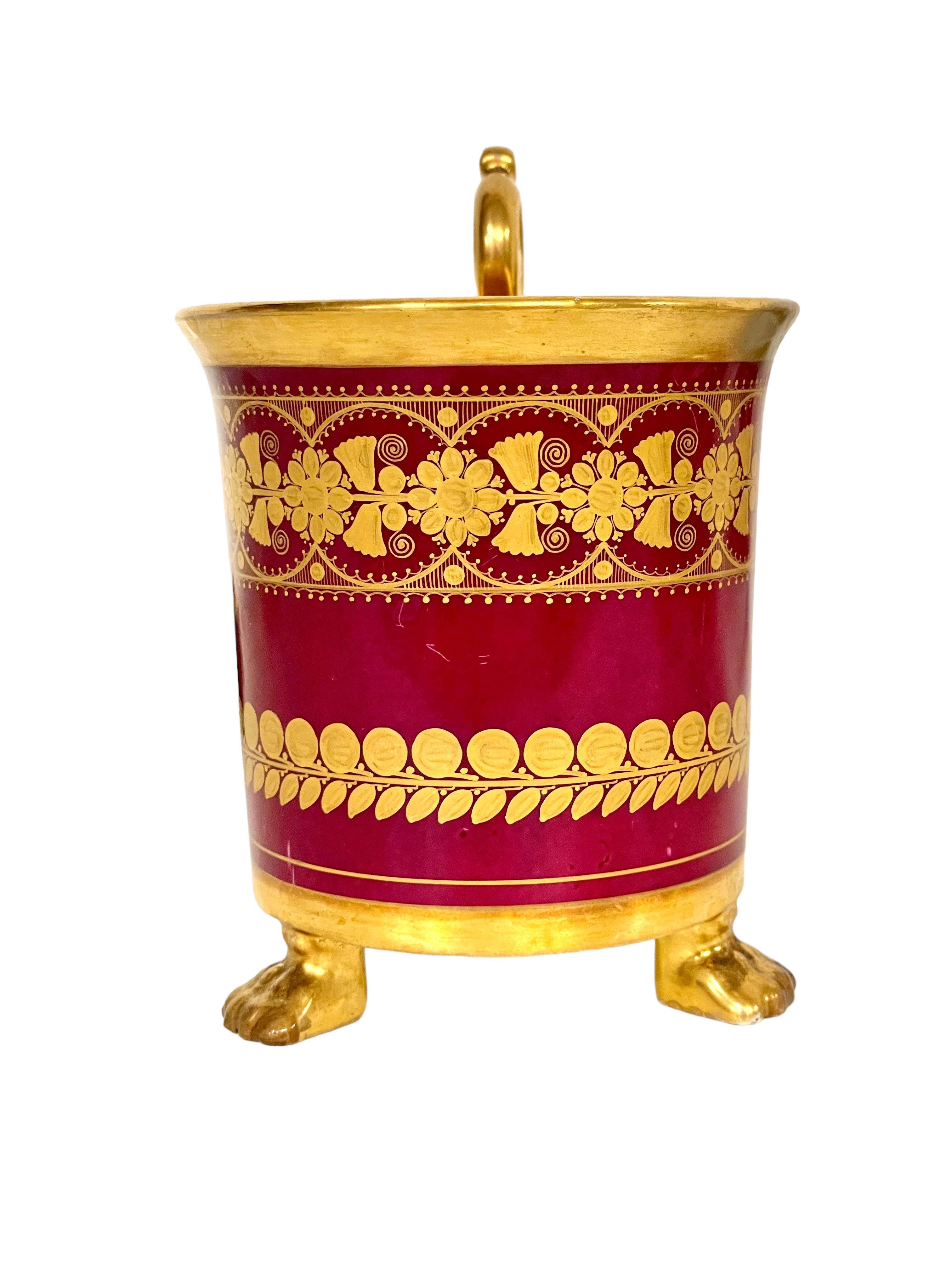Paire de tasses à café à trois pieds en porcelaine de Paris dorée. Période de l'Empire en vente 7