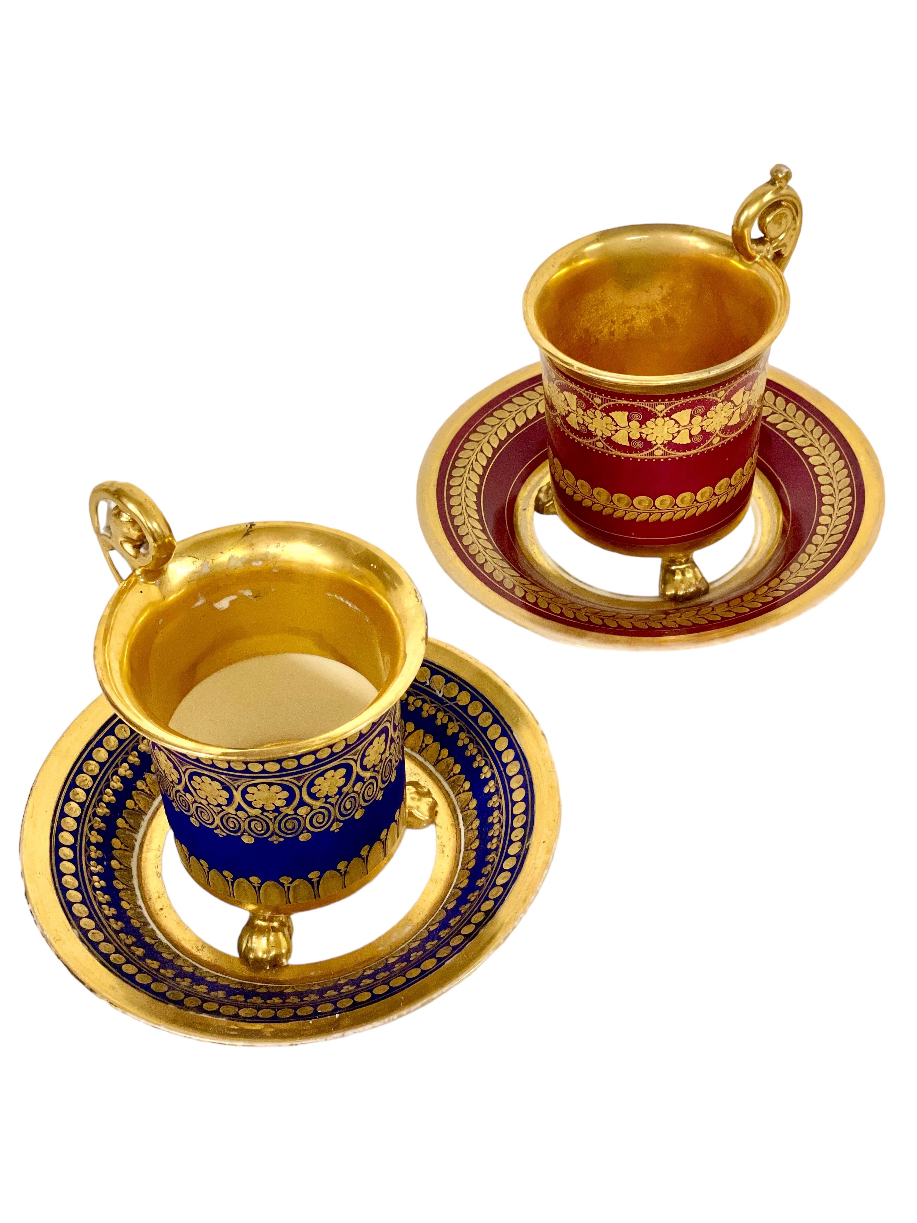 Paire de tasses à café à trois pieds en porcelaine de Paris dorée. Période de l'Empire en vente 12