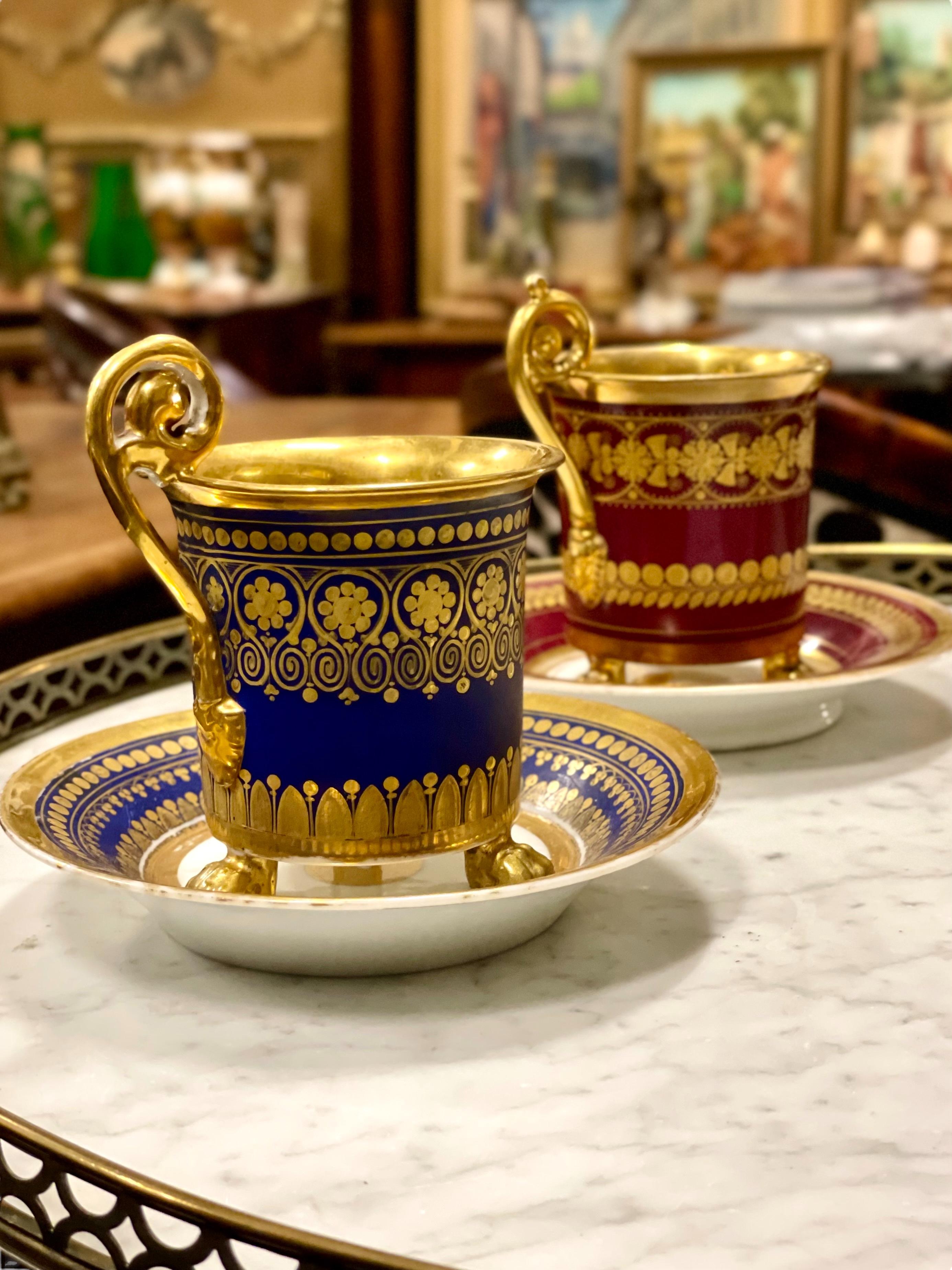 Paire de tasses à café à trois pieds en porcelaine de Paris dorée. Période de l'Empire en vente 13