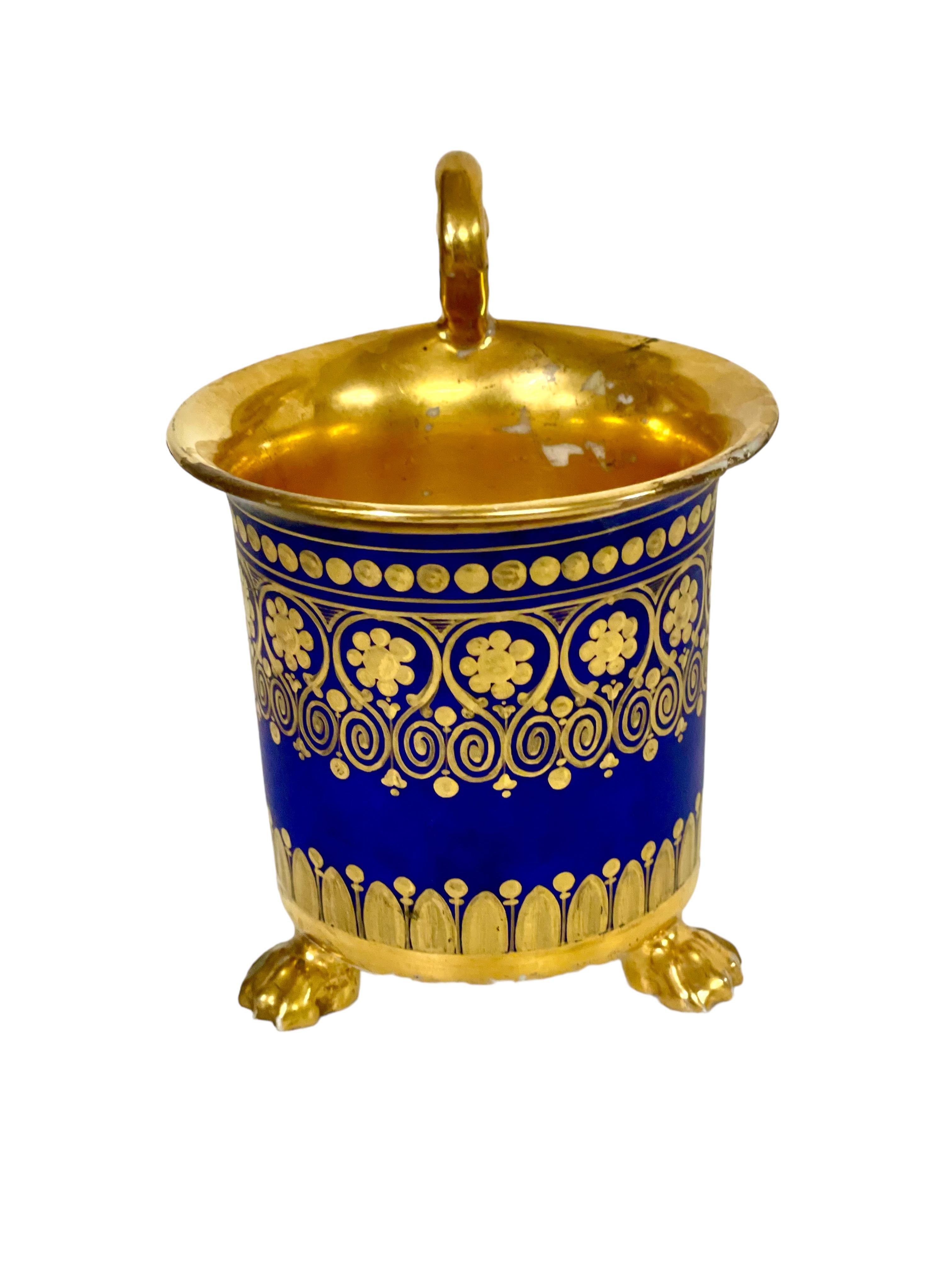 XIXe siècle Paire de tasses à café à trois pieds en porcelaine de Paris dorée. Période de l'Empire en vente