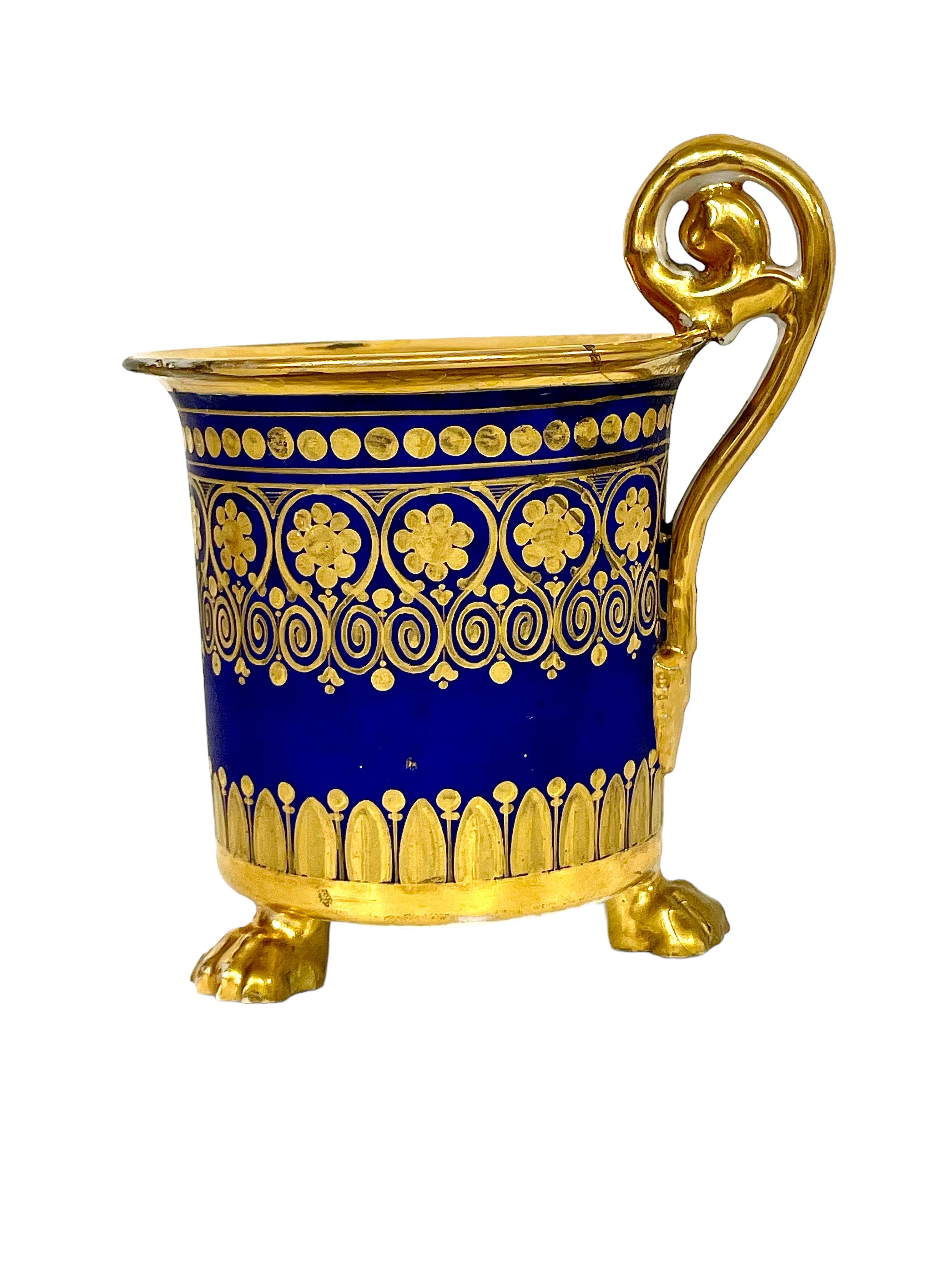 Paire de tasses à café à trois pieds en porcelaine de Paris dorée. Période de l'Empire en vente 1