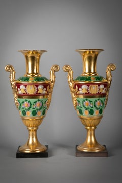 Paire de vases Empire à deux poignées en porcelaine de Paris, vers 1810