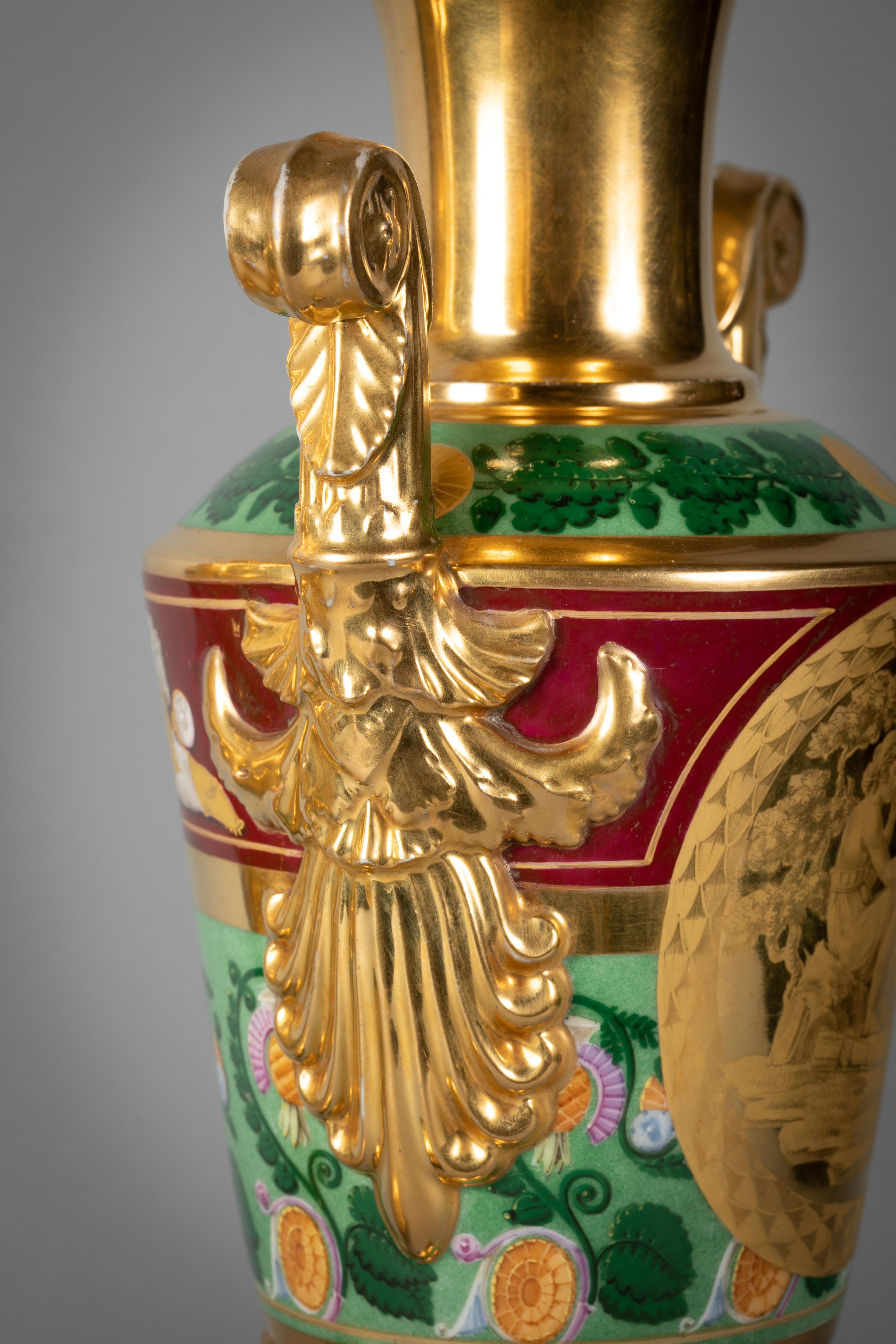 Français Paire de vases Empire à deux poignées en porcelaine de Paris, vers 1810 en vente