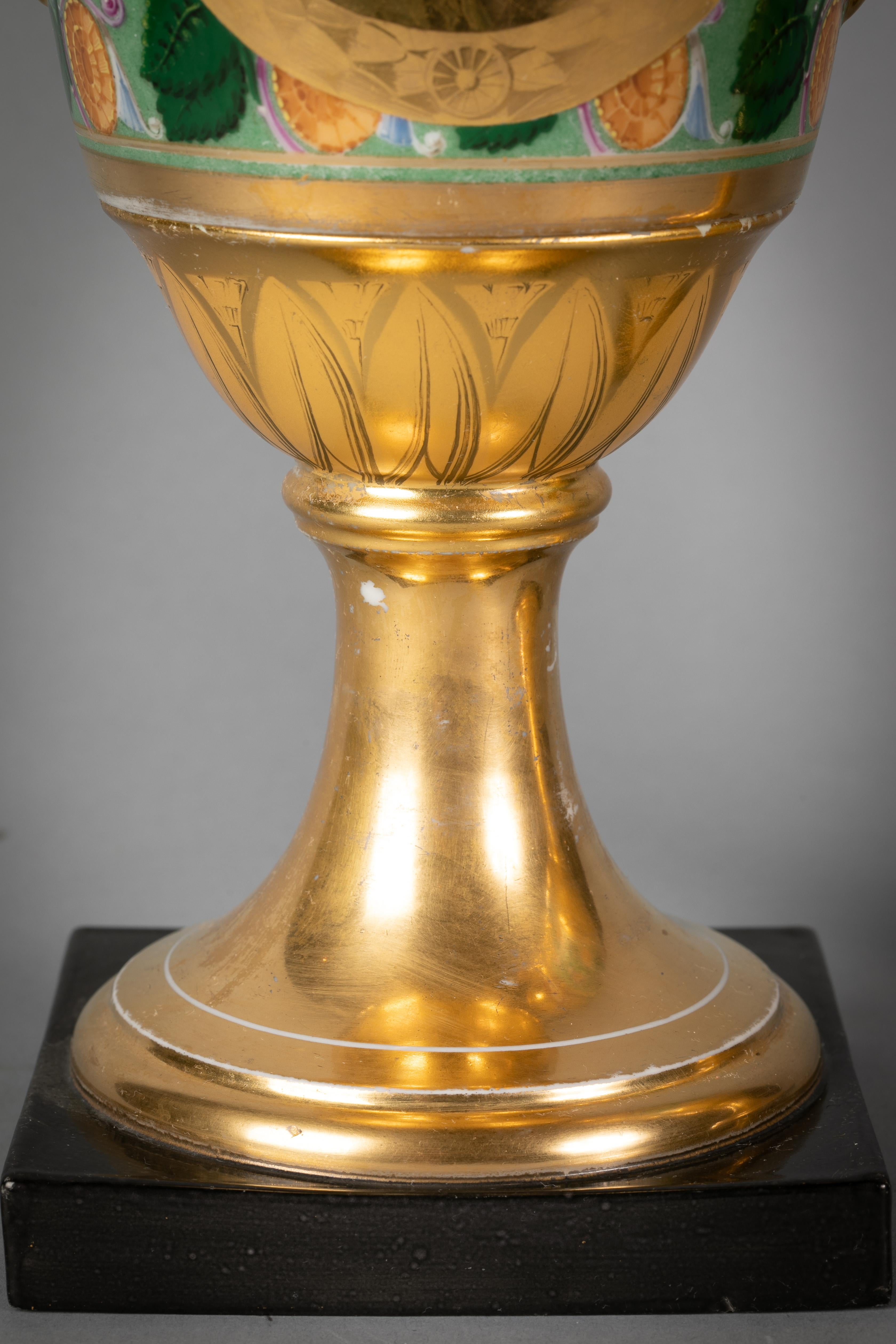 Paire de vases Empire à deux poignées en porcelaine de Paris, vers 1810 Bon état - En vente à New York, NY