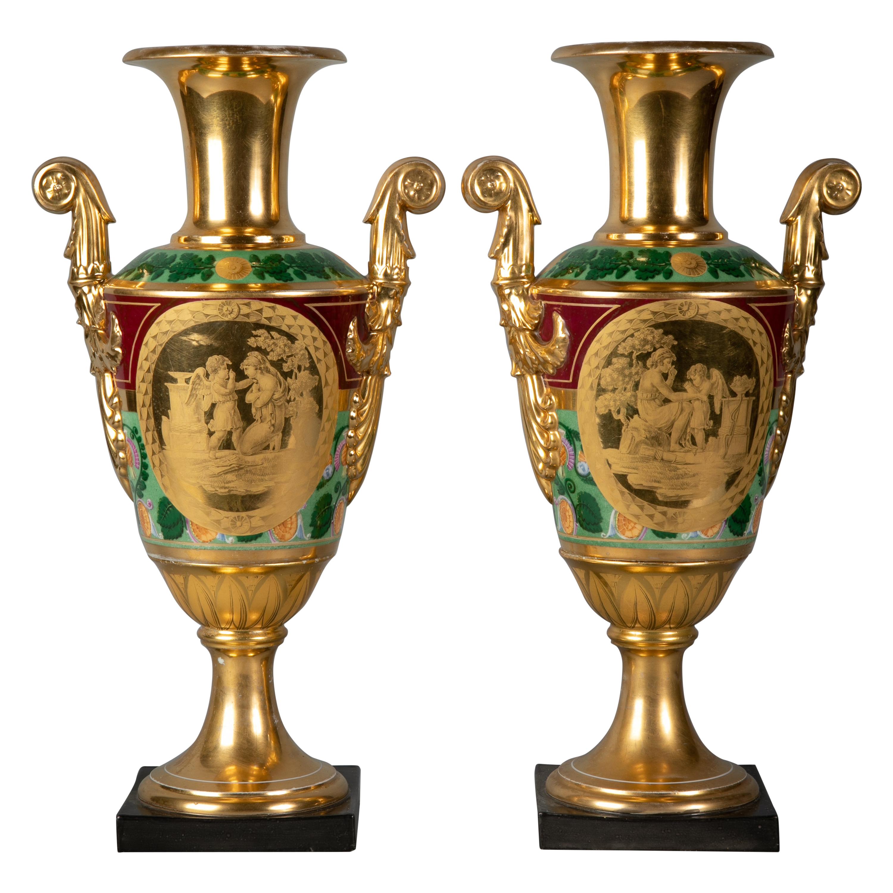 Paire de vases Empire à deux poignées en porcelaine de Paris, vers 1810 en vente