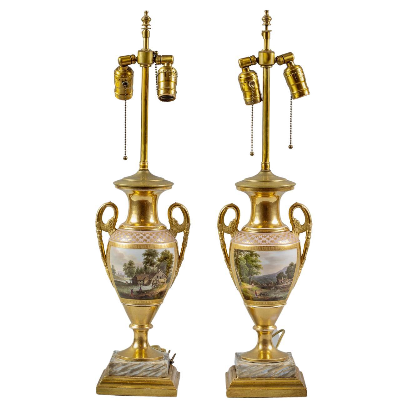 Paire de vases à deux poignées en porcelaine de Paris servant de lampes, vers 1820
