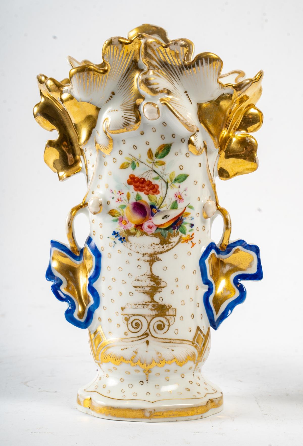 Pair of Paris porcelain vases, 19th century, 1880.
Measures: H: 27 cm, W: 16 cm, D: 11 cm.