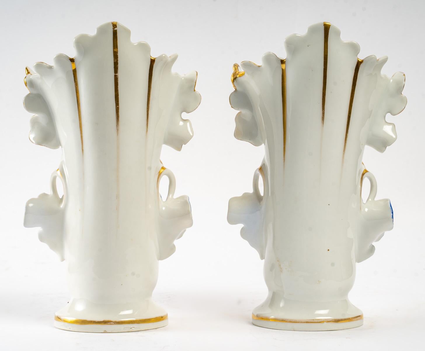 Pair of Paris Porcelain Vases, 19th Century In Good Condition In Saint-Ouen, FR