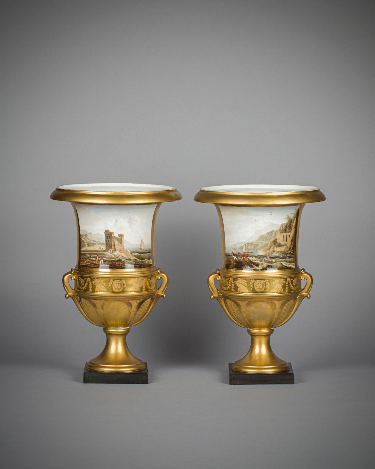 In Anlehnung an die Gemälde des französischen Malers Eustace Le Sueur (1616-1655) sind auf der linken Vase die Musen Clio, Euterpe und Thalia und auf der rechten Vase die Musen Melpomene, Erato und Polyhymnia dargestellt. (Beide Gemälde befinden