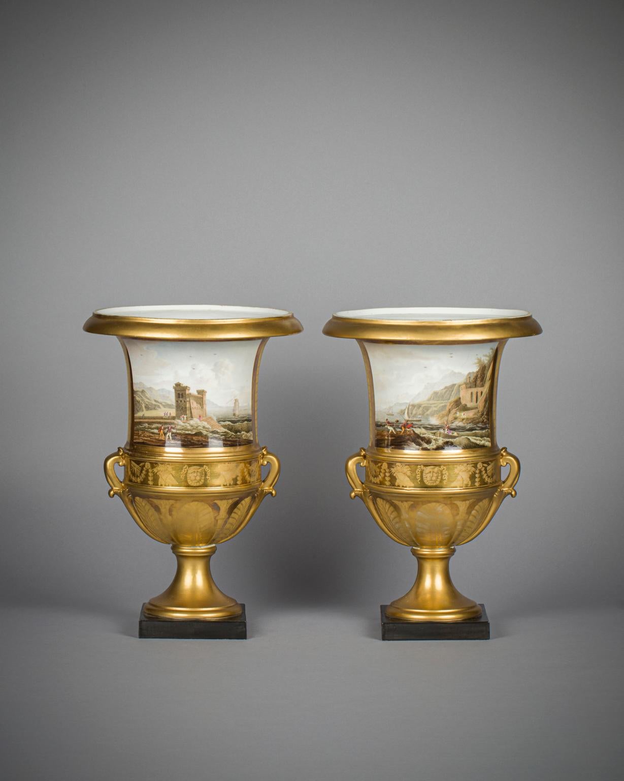 Basato sui dipinti del pittore francese Eustace Le Sueur (1616-1655), il vaso di sinistra raffigura le Muse Clio, Euterpe e Thalia e quello di destra le Muse Melpomene, Erato e Polimnia. (Entrambi i dipinti sono attualmente conservati al Museo del