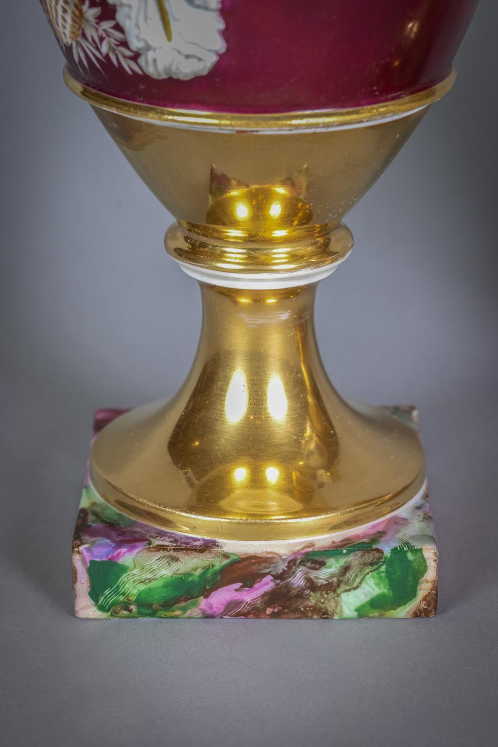 Milieu du XIXe siècle Paire de vases en porcelaine de Paris, vers 1830 en vente