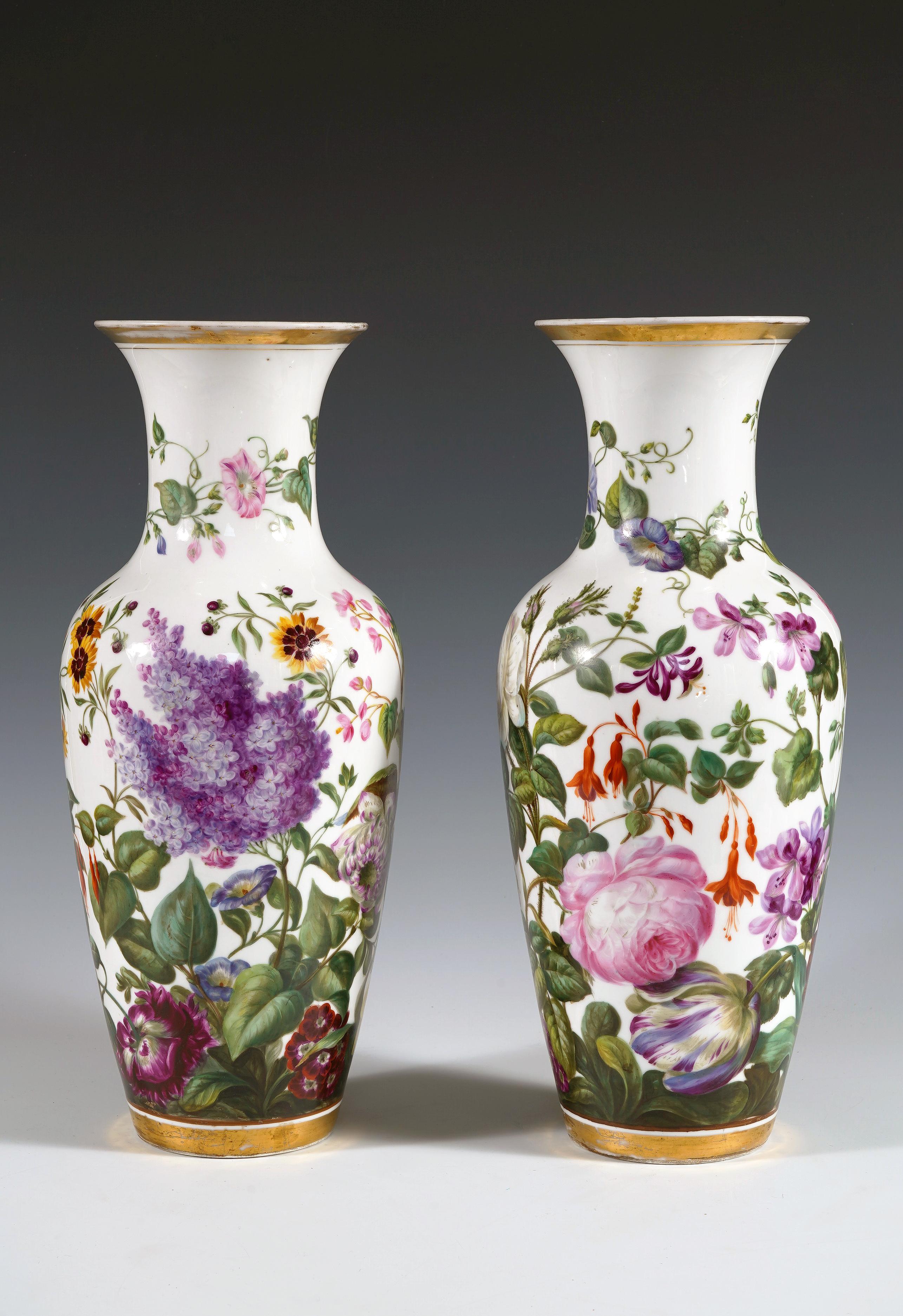 Hübsches Paar Amphorenvasen aus Pariser Porzellan mit polychromem Drehdekor aus Flieder, Rosen, Clematis, Fuchsien und anderen Naturblumen auf weißem Grund. Der Fuß und der Hals sind mit Gold verziert.

Pariser Porzellan
Seit der Entdeckung des