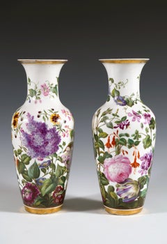 Pareja de jarrones de porcelana de París, Francia, hacia 1880