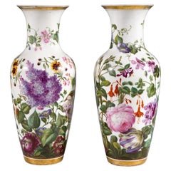 Pareja de jarrones de porcelana de París, Francia, hacia 1880