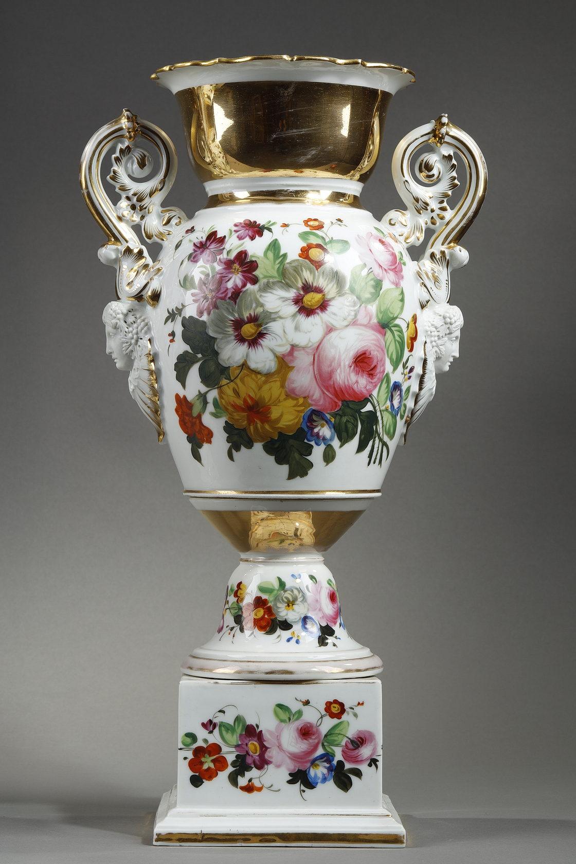Milieu du XIXe siècle Paire de vases en porcelaine de Paris à décor floral en vente