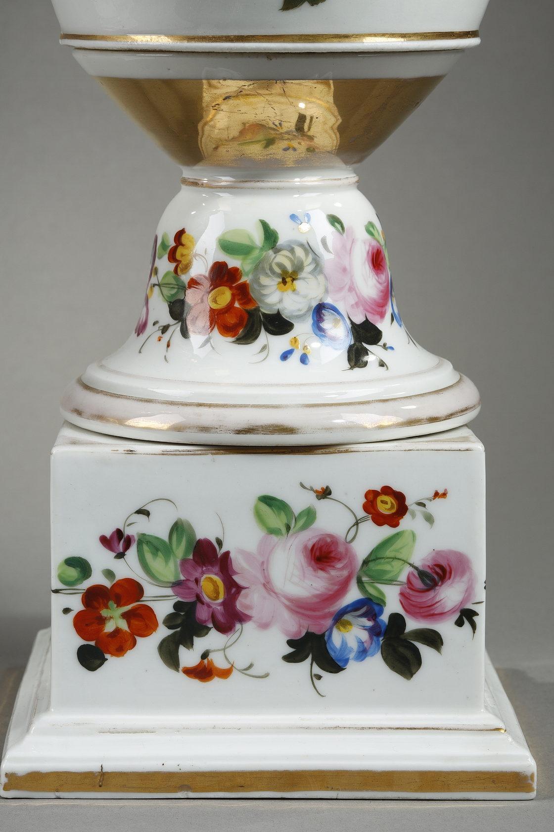 Paire de vases en porcelaine de Paris à décor floral en vente 1