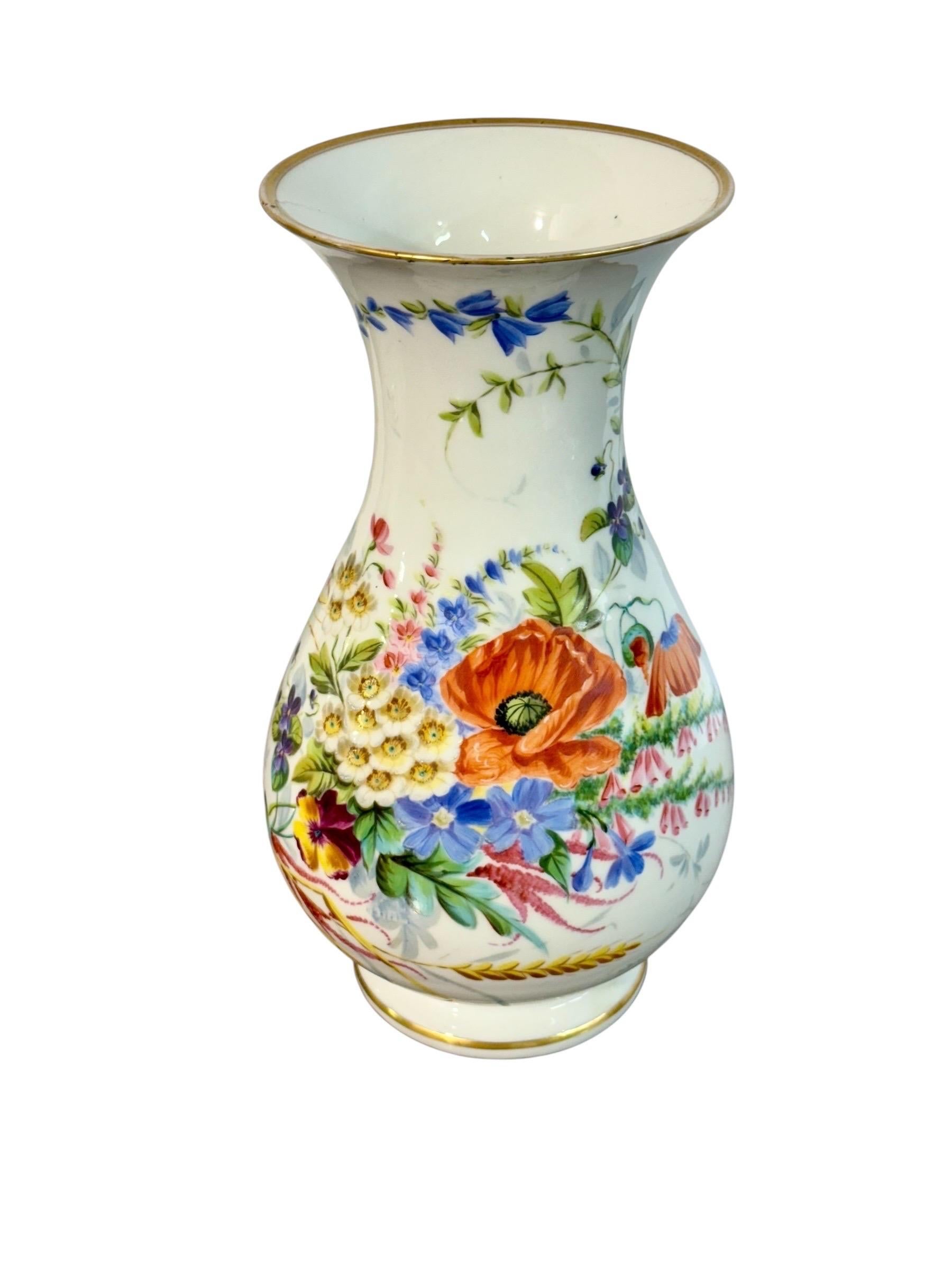 Paar Pariser Porzellanvasen mit handgemalten Blumensträußen, um 1880 im Angebot 3