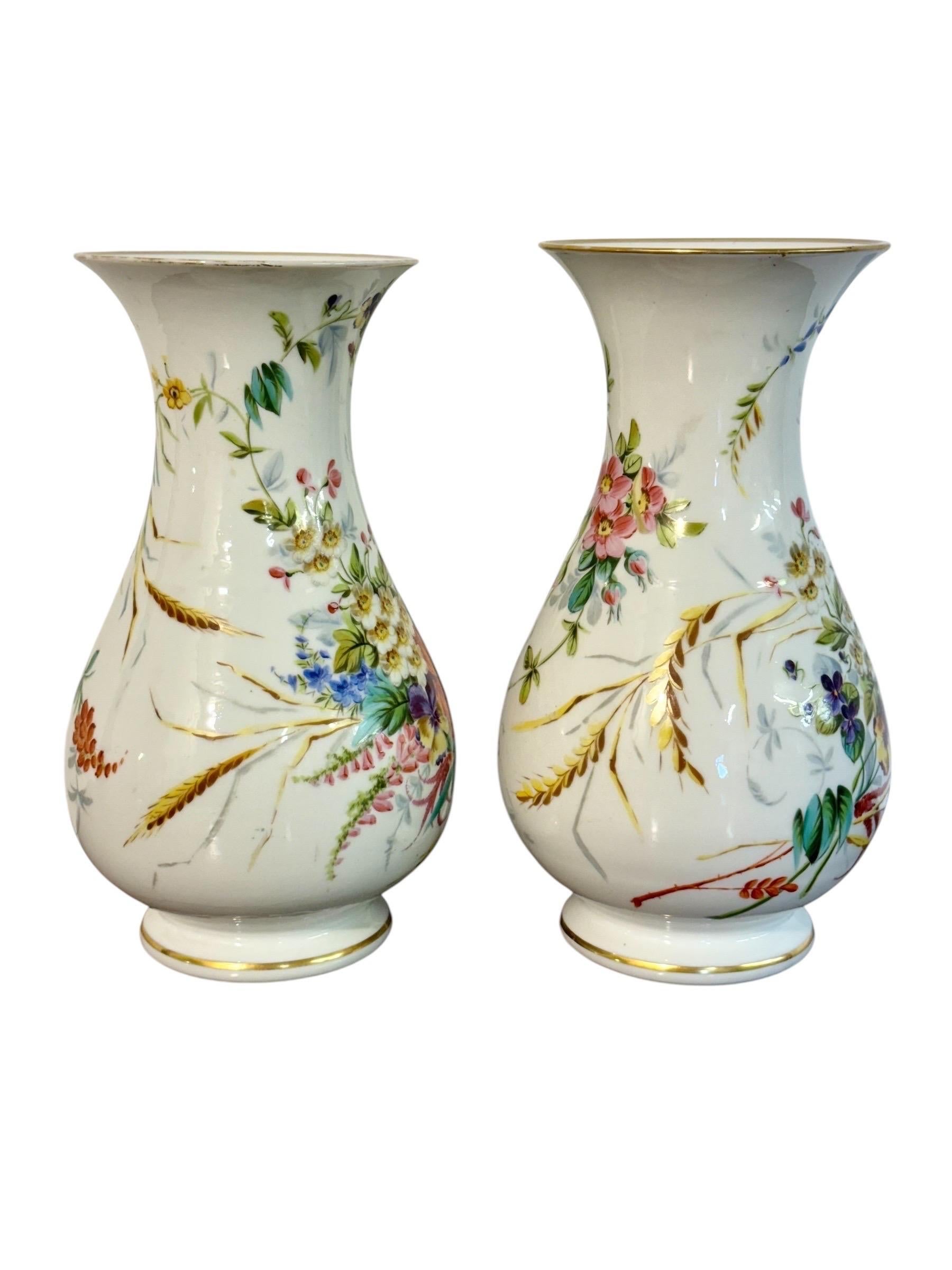 Paar Pariser Porzellanvasen mit handgemalten Blumensträußen, um 1880 im Angebot 5