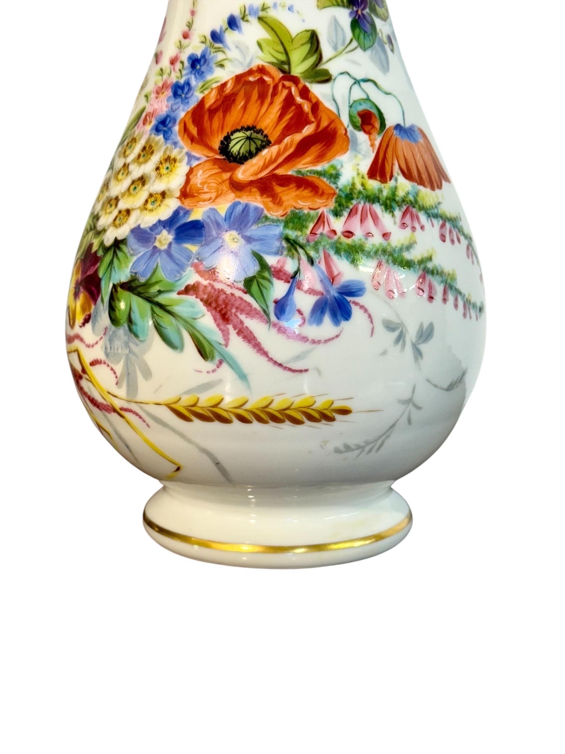 Paar Pariser Porzellanvasen mit handgemalten Blumensträußen, um 1880 im Angebot 6