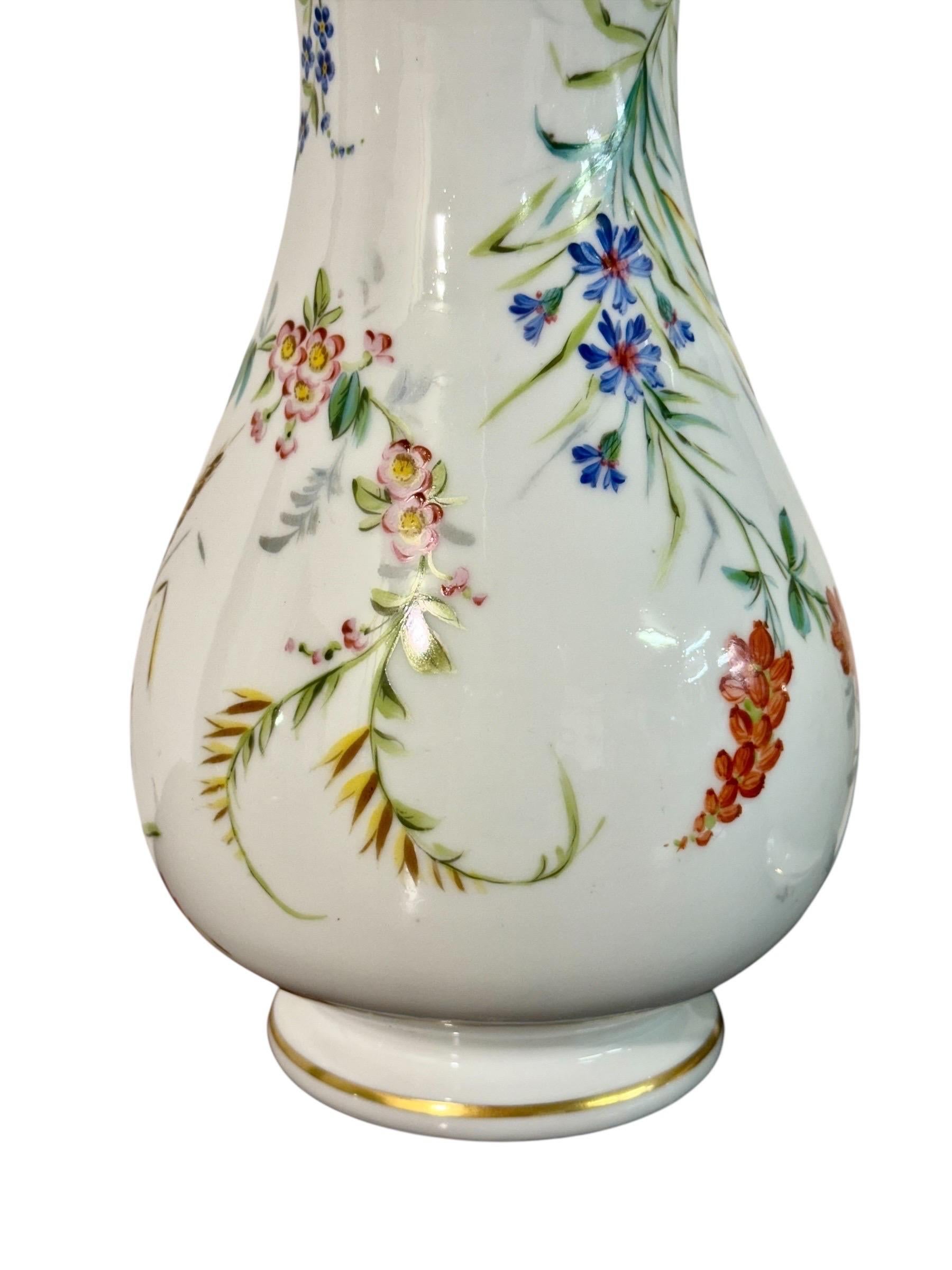 Paar Pariser Porzellanvasen mit handgemalten Blumensträußen, um 1880 im Angebot 7