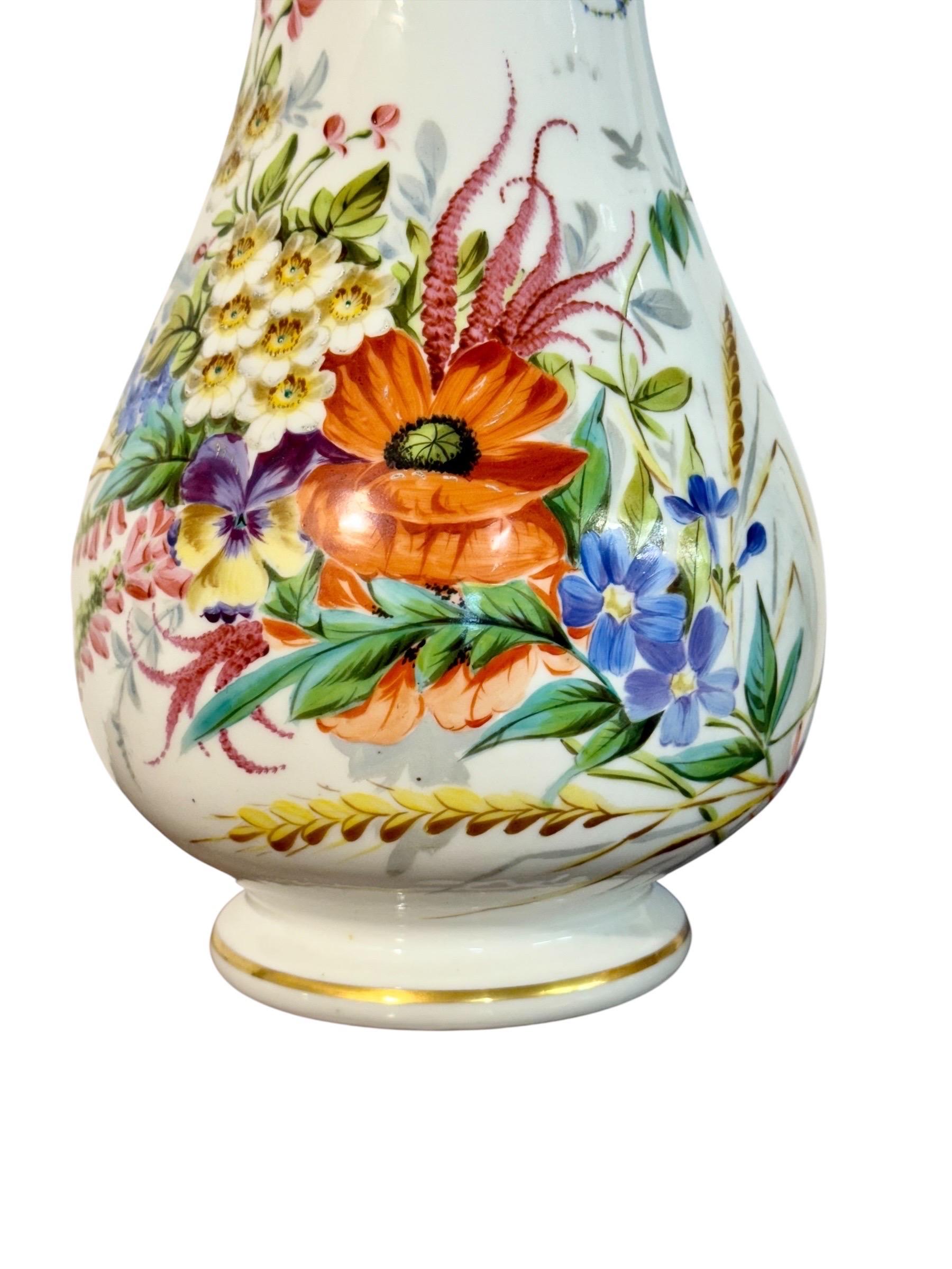 Paar Pariser Porzellanvasen mit handgemalten Blumensträußen, um 1880 im Angebot 8