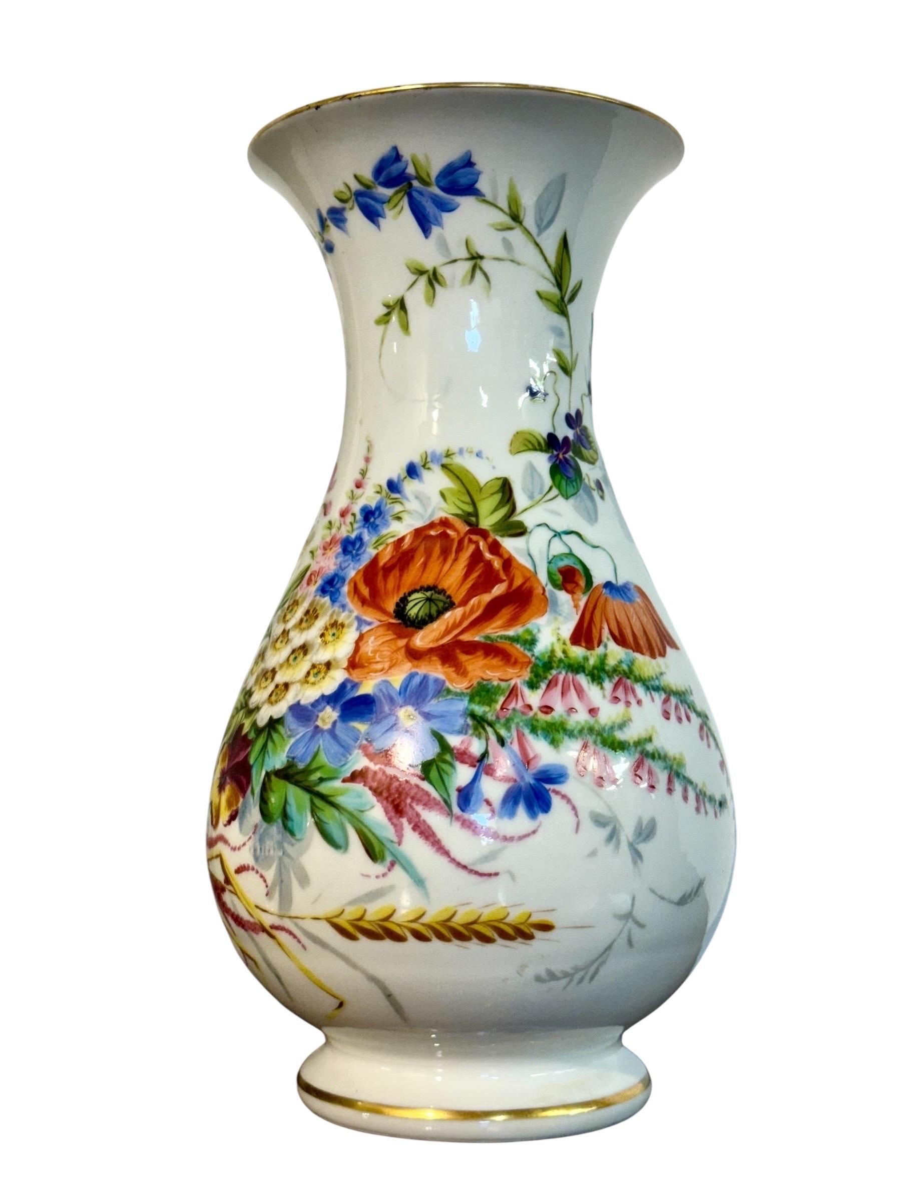 Paar Pariser Porzellanvasen mit handgemalten Blumensträußen, um 1880 im Angebot 11