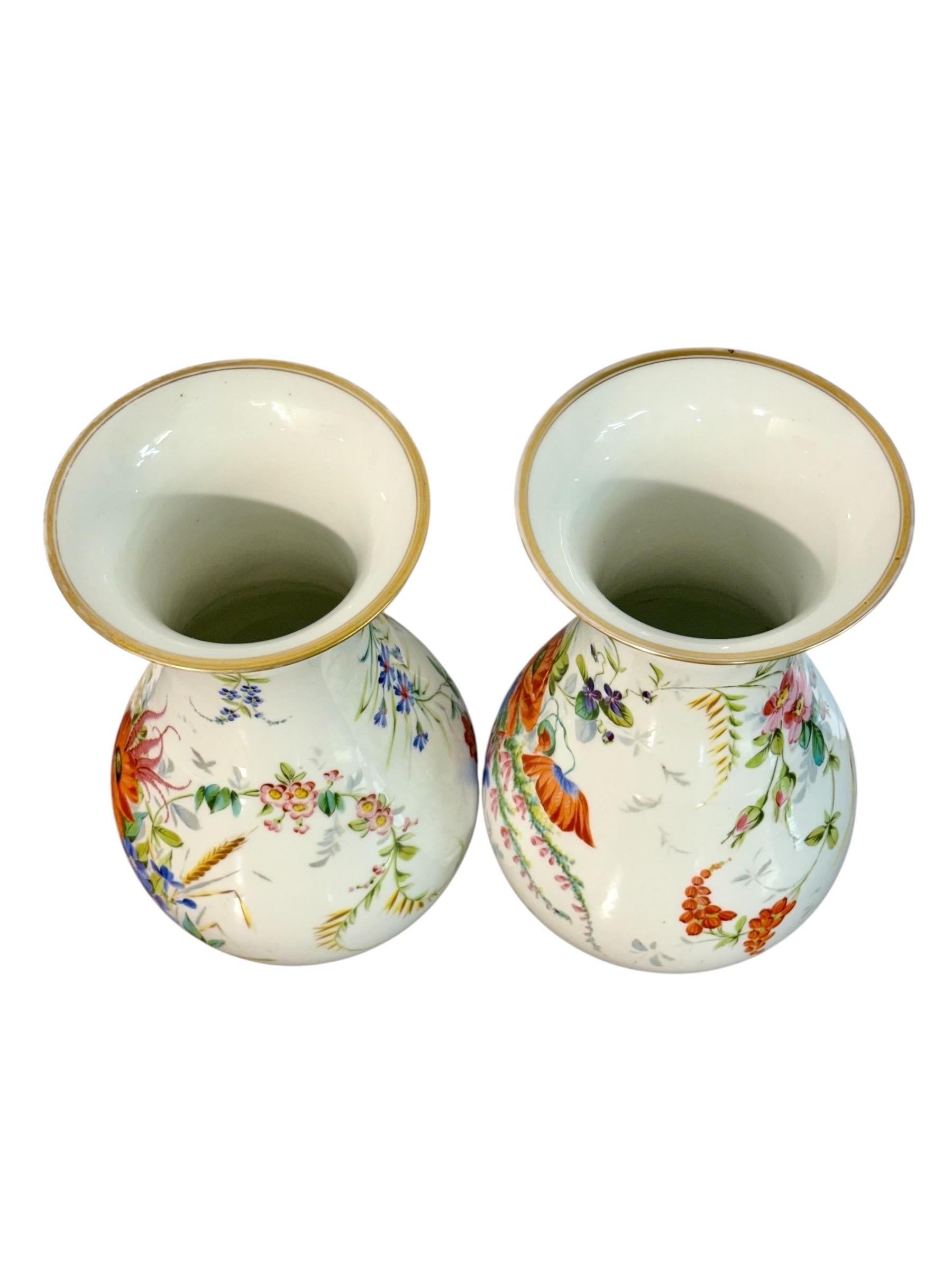 Paar Pariser Porzellanvasen mit handgemalten Blumensträußen, um 1880 im Angebot 12