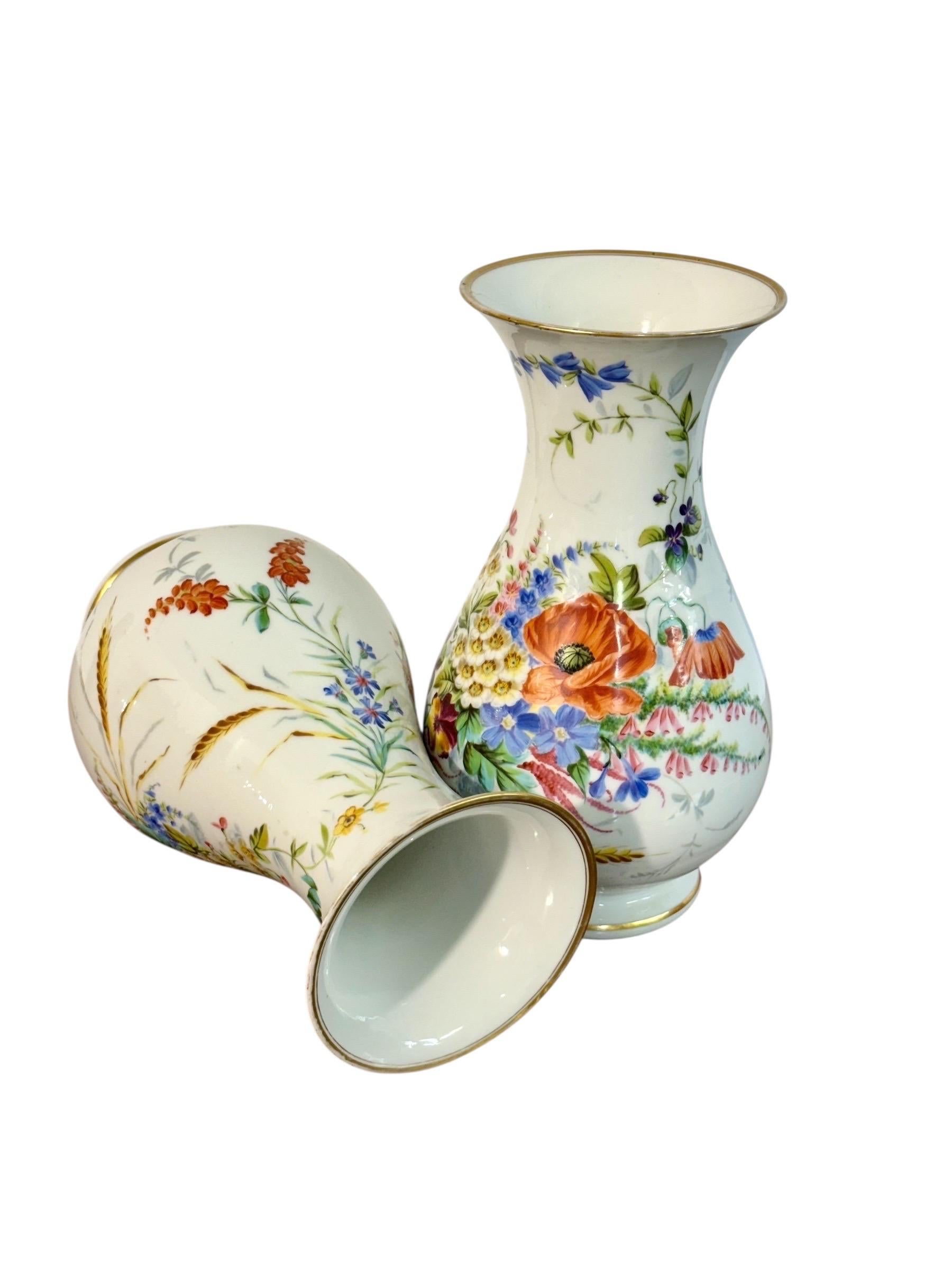 Paar Pariser Porzellanvasen mit handgemalten Blumensträußen, um 1880 (Napoleon III.) im Angebot