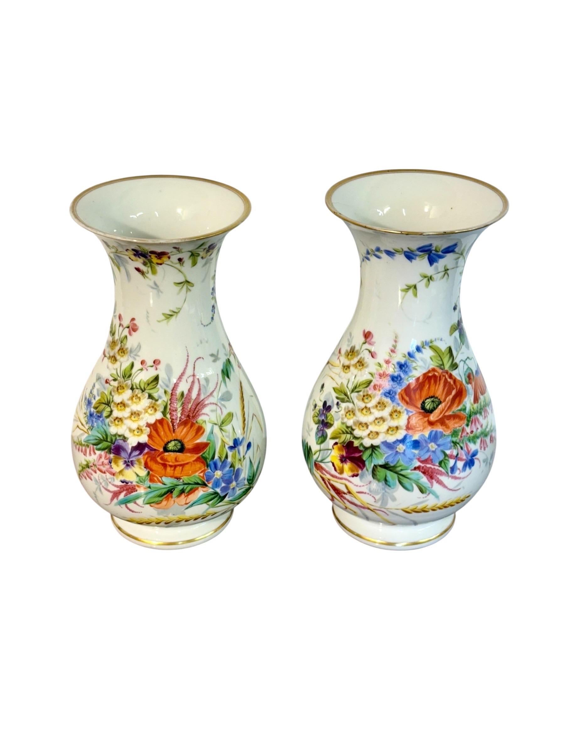 Paar Pariser Porzellanvasen mit handgemalten Blumensträußen, um 1880 (Französisch) im Angebot