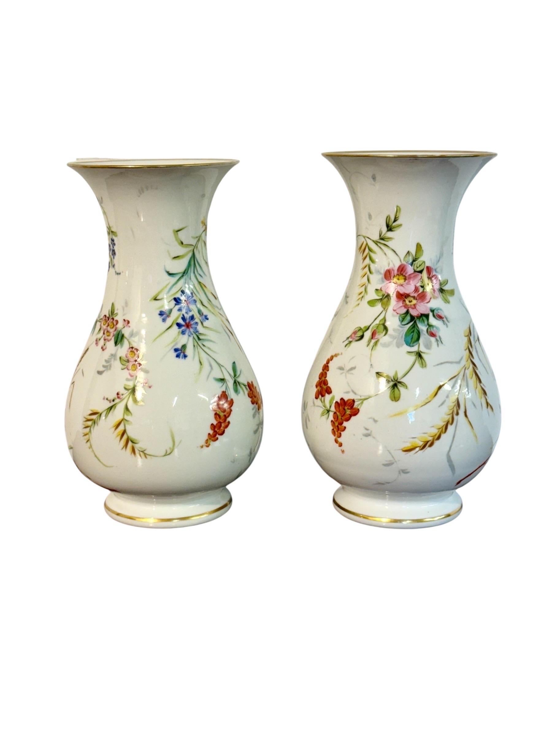 Paar Pariser Porzellanvasen mit handgemalten Blumensträußen, um 1880 (Vergoldet) im Angebot