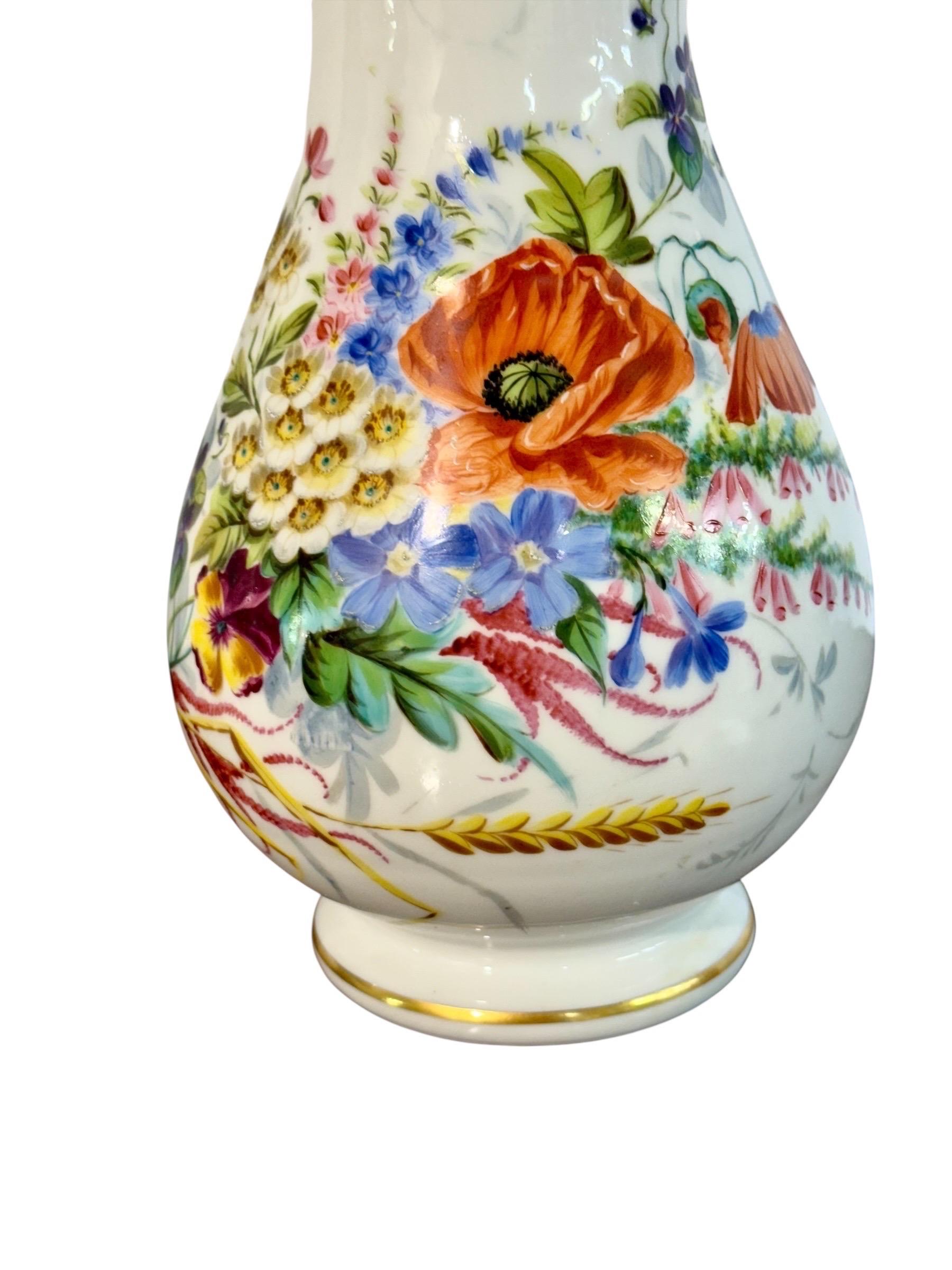 Paar Pariser Porzellanvasen mit handgemalten Blumensträußen, um 1880 im Angebot 1