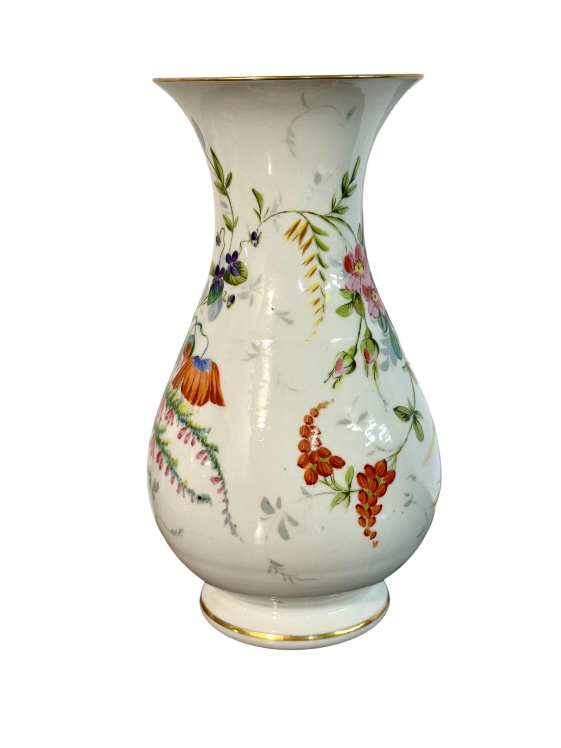 Paar Pariser Porzellanvasen mit handgemalten Blumensträußen, um 1880 im Angebot 2