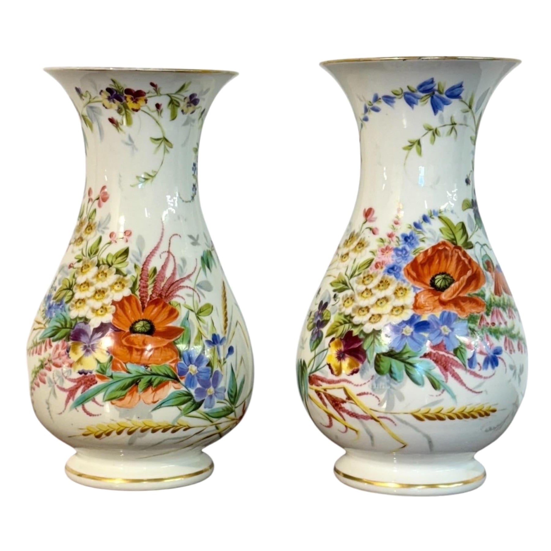 Paar Pariser Porzellanvasen mit handgemalten Blumensträußen, um 1880