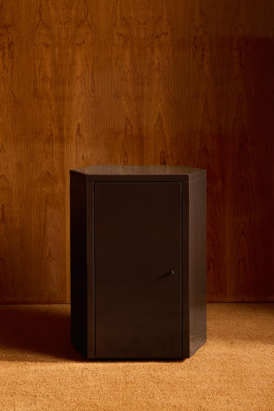 Minimalismo Coppia di comodini Park in lacca marrone espresso di Yaniv Chen per Lemon in vendita