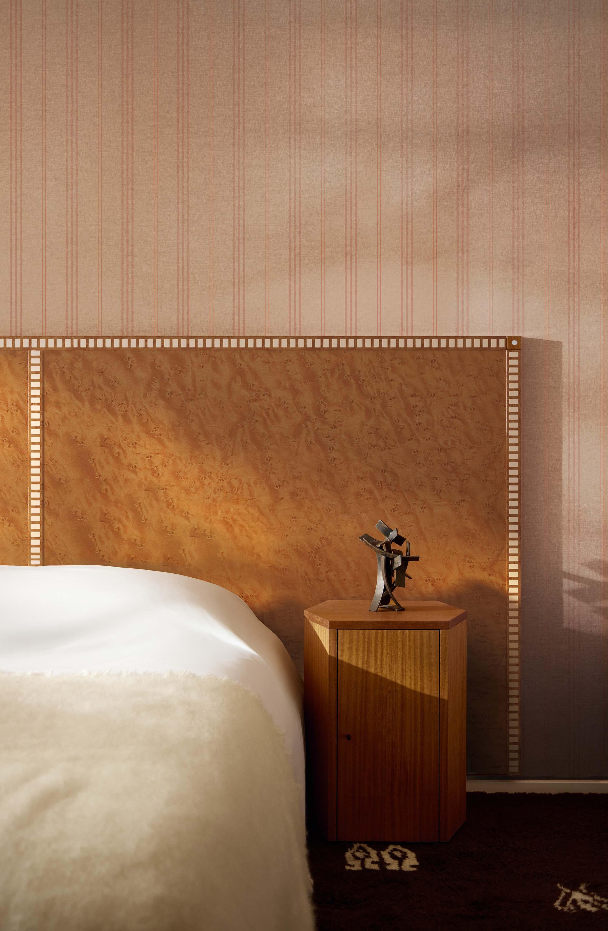 Il comodino Park è l'incarnazione di una squisita maestria, con dimensioni meticolosamente proporzionate e dettagli eccezionali che lo rendono un compagno ideale per il letto. I nostri mobili sono realizzati con cura per diventare punti focali